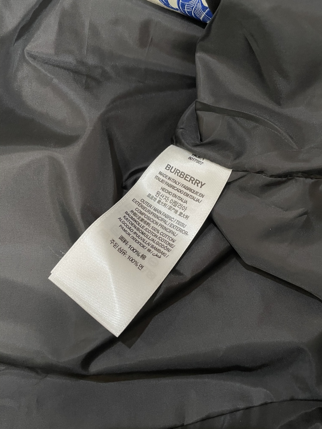 BUR 秋冬新款爆款专柜新款休闲时尚夹克 极简风设计风格 细腻舒适 穿着非常轻便不易起皱。整体的设计颇具