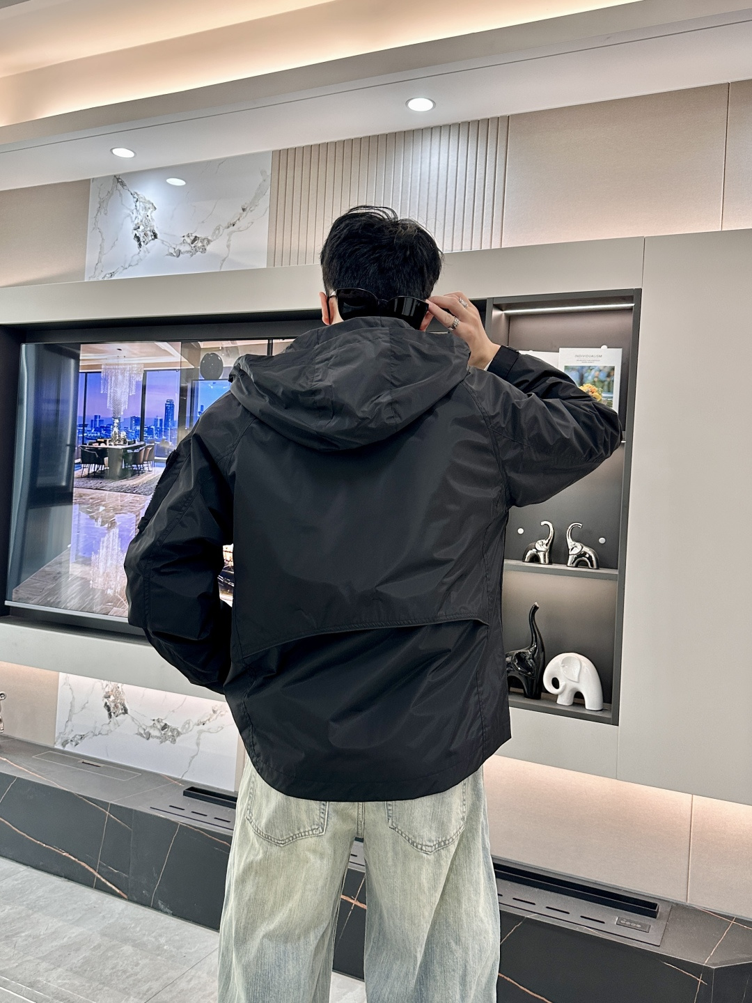 BUR 秋冬新款爆款专柜新款休闲时尚夹克 极简风设计风格 细腻舒适 穿着非常轻便不易起皱。整体的设计颇具