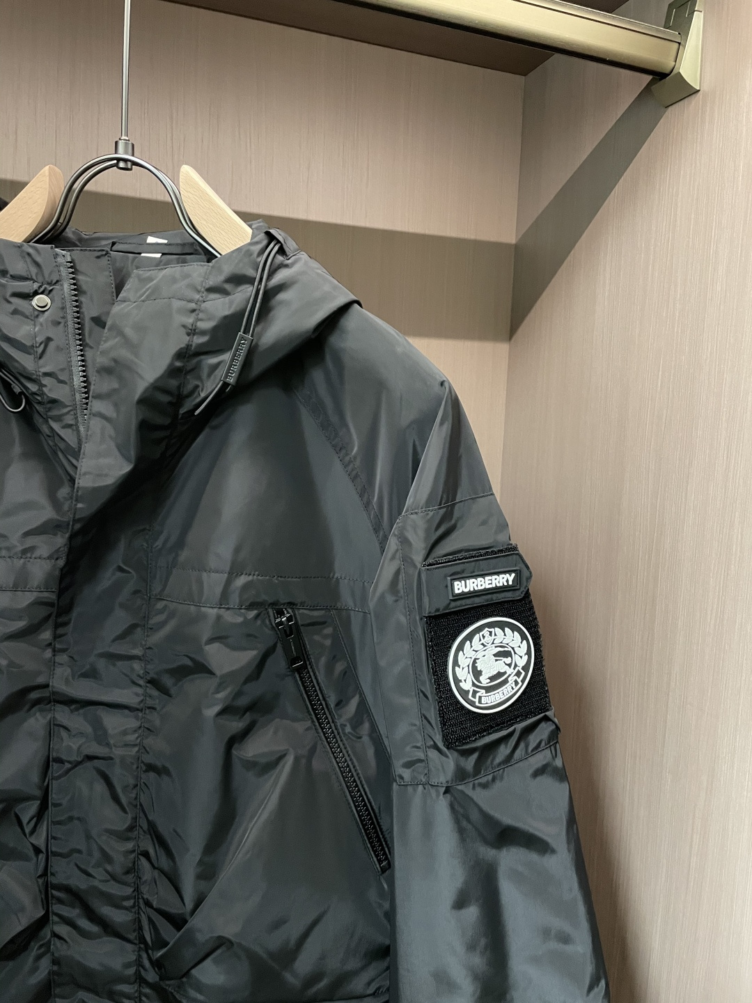 BUR 秋冬新款爆款专柜新款休闲时尚夹克 极简风设计风格 细腻舒适 穿着非常轻便不易起皱。整体的设计颇具