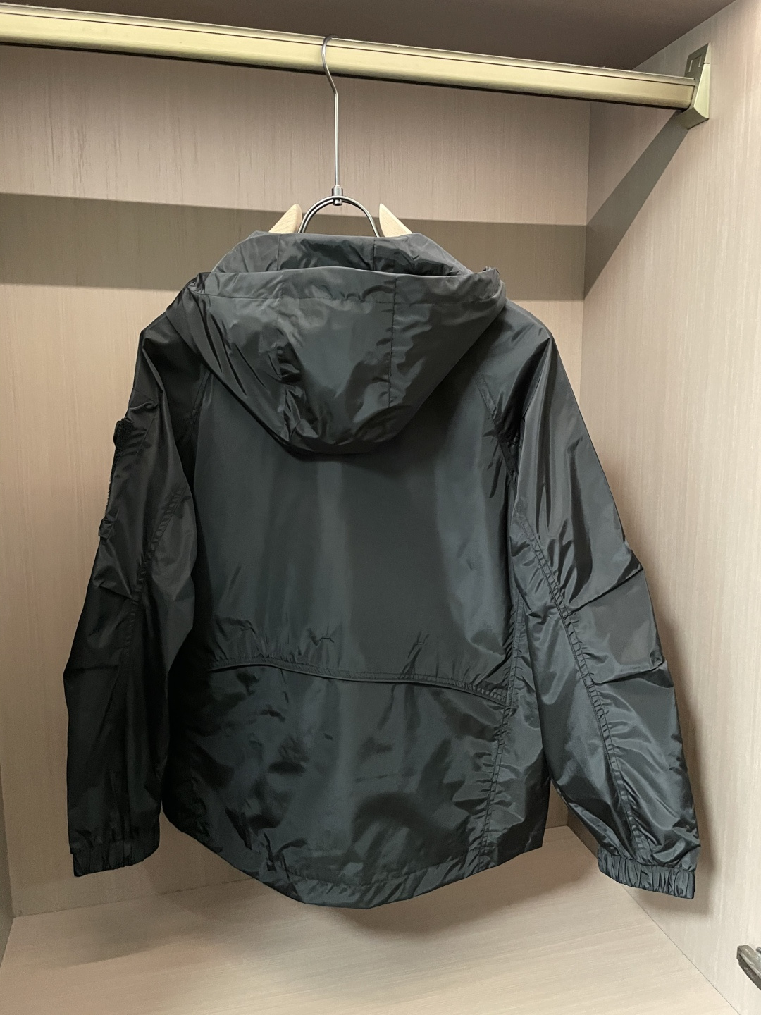 BUR 秋冬新款爆款专柜新款休闲时尚夹克 极简风设计风格 细腻舒适 穿着非常轻便不易起皱。整体的设计颇具