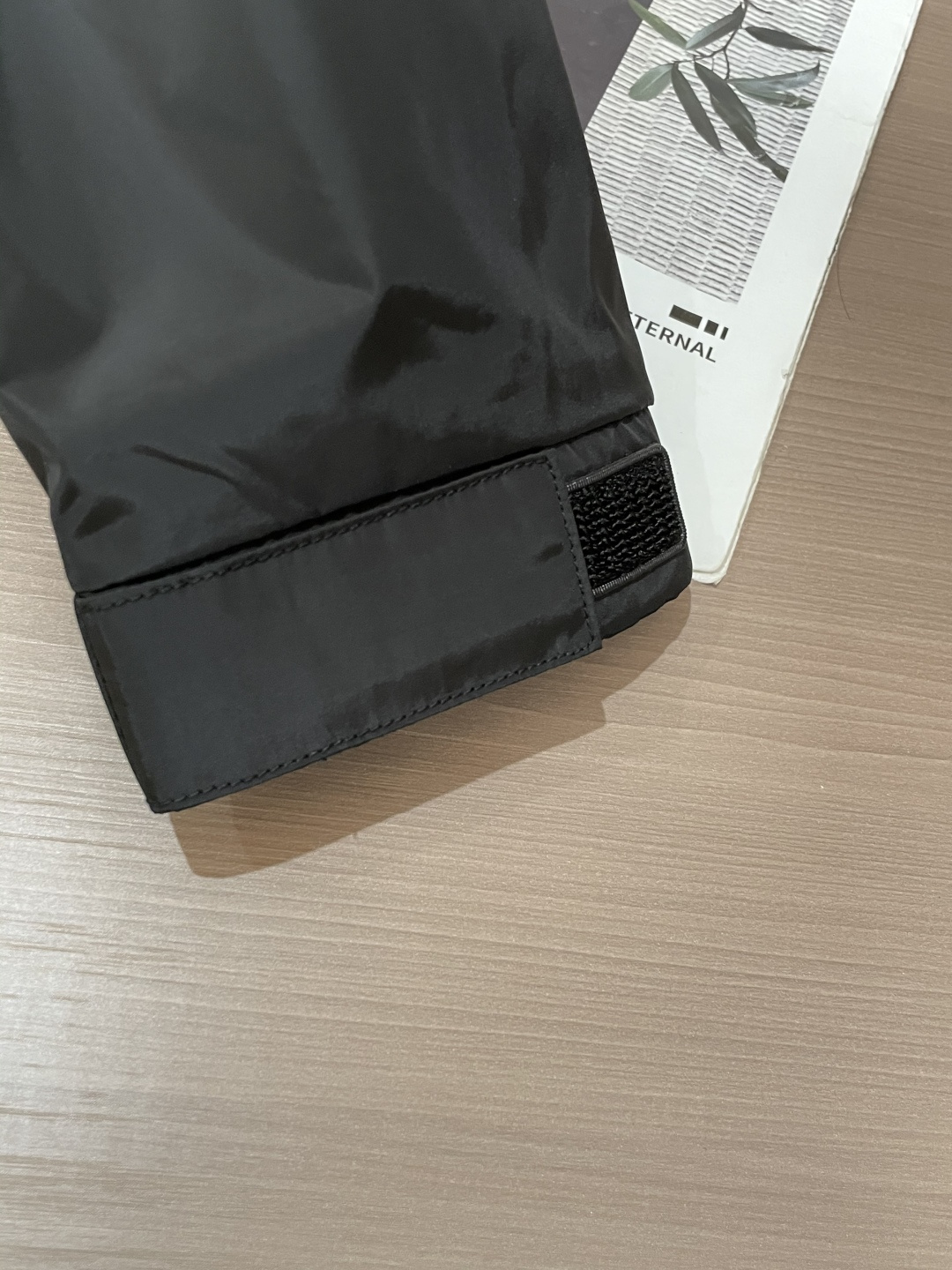 BUR 秋冬新款爆款专柜新款休闲时尚夹克 极简风设计风格 细腻舒适 穿着非常轻便不易起皱。整体的设计颇具