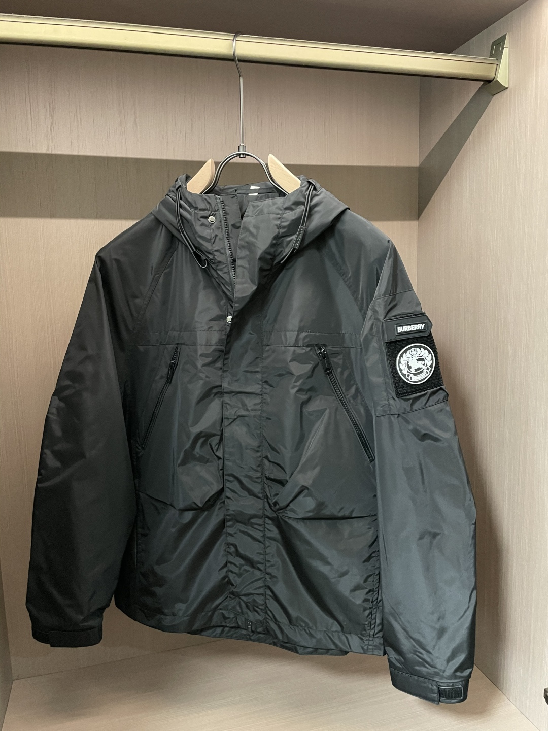 BUR 秋冬新款爆款专柜新款休闲时尚夹克 极简风设计风格 细腻舒适 穿着非常轻便不易起皱。整体的设计颇具