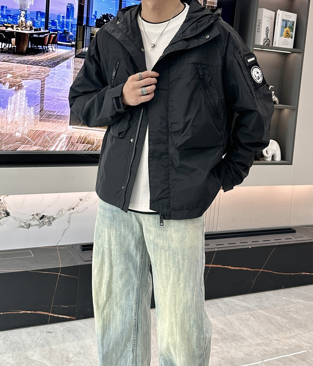 BUR 秋冬新款爆款专柜新款休闲时尚夹克 极简风设计风格 细腻舒适 穿着非常轻便不易起皱。整体的设计颇具