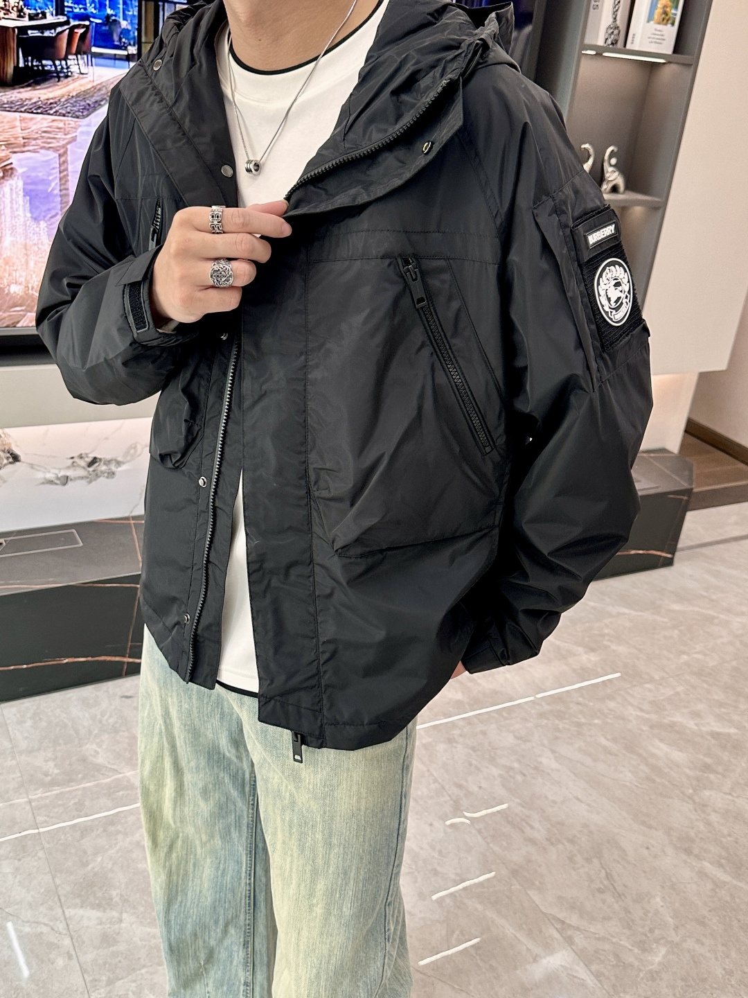 BUR 秋冬新款爆款专柜新款休闲时尚夹克 极简风设计风格 细腻舒适 穿着非常轻便不易起皱。整体的设计颇具