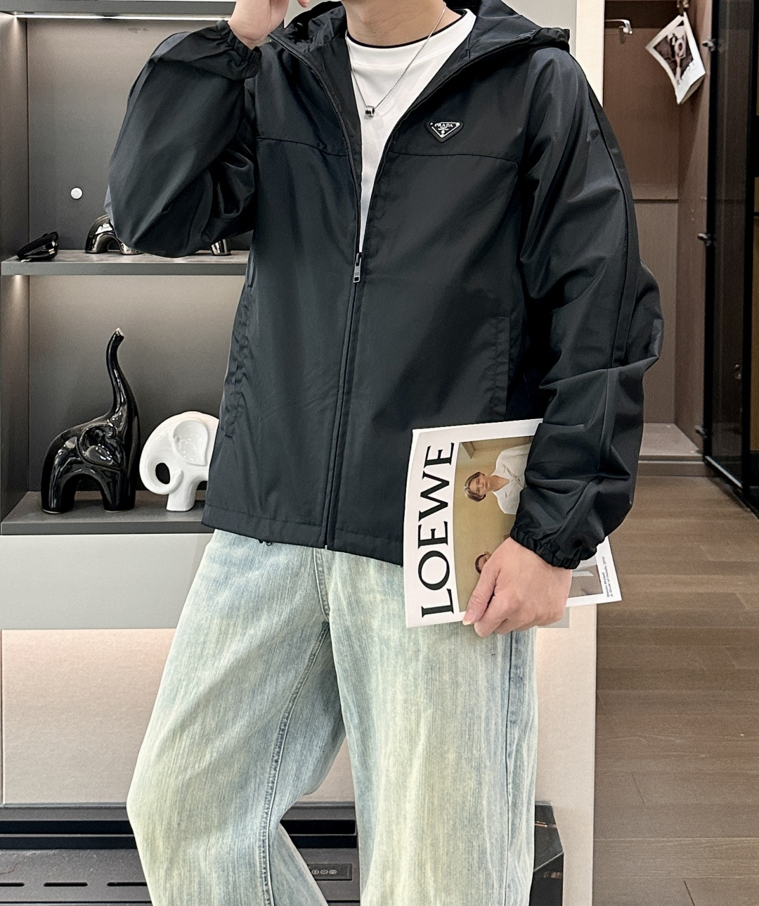 Prad 秋冬新款爆款专柜新款休闲时尚夹克 极简风设计风格 细腻舒适 穿着非常轻便不易起皱。整体的设计颇