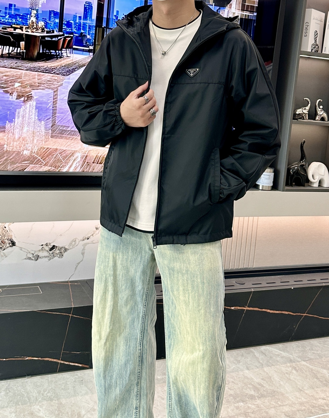 Prad 秋冬新款爆款专柜新款休闲时尚夹克 极简风设计风格 细腻舒适 穿着非常轻便不易起皱。整体的设计颇