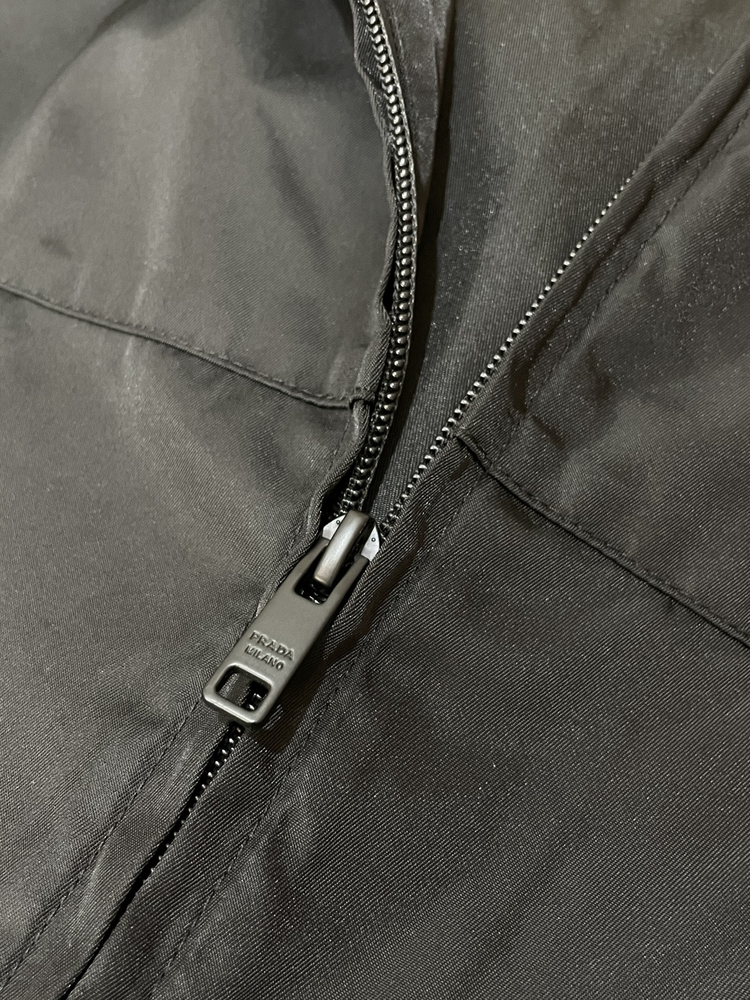 Prad 秋冬新款爆款专柜新款休闲时尚夹克 极简风设计风格 细腻舒适 穿着非常轻便不易起皱。整体的设计颇