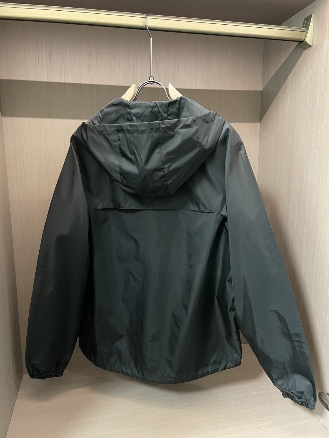 Prad 秋冬新款爆款专柜新款休闲时尚夹克 极简风设计风格 细腻舒适 穿着非常轻便不易起皱。整体的设计颇