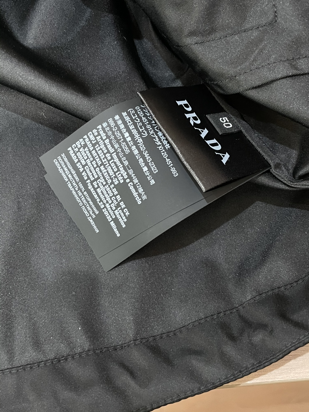 Prad 秋冬新款爆款专柜新款休闲时尚夹克 极简风设计风格 细腻舒适 穿着非常轻便不易起皱。整体的设计颇