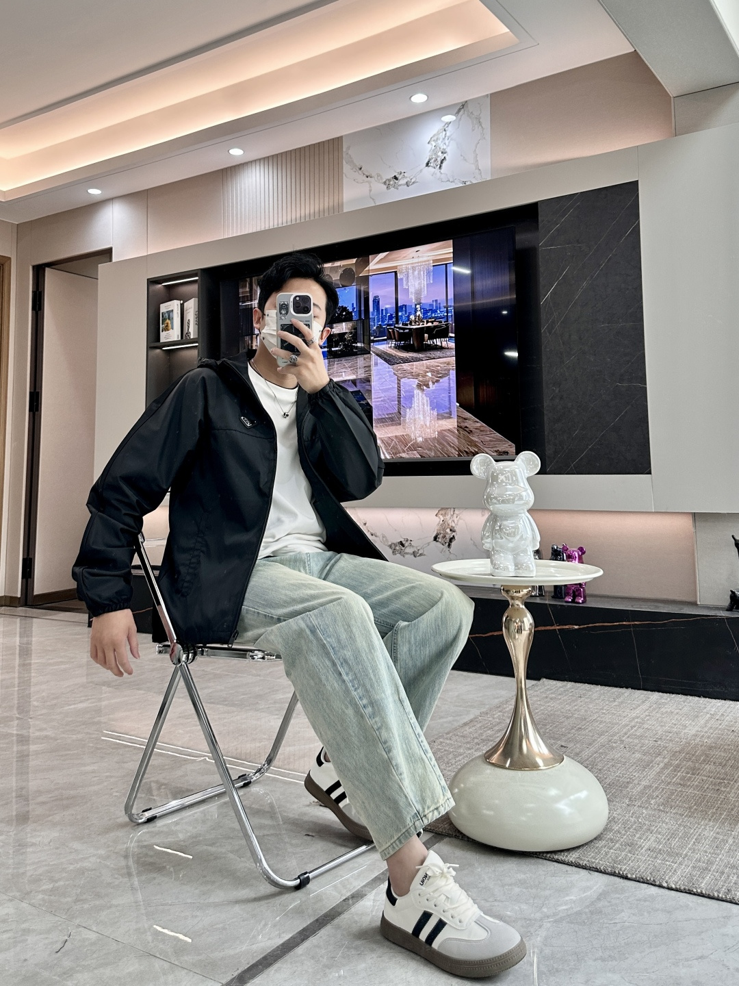 Prad 秋冬新款爆款专柜新款休闲时尚夹克 极简风设计风格 细腻舒适 穿着非常轻便不易起皱。整体的设计颇