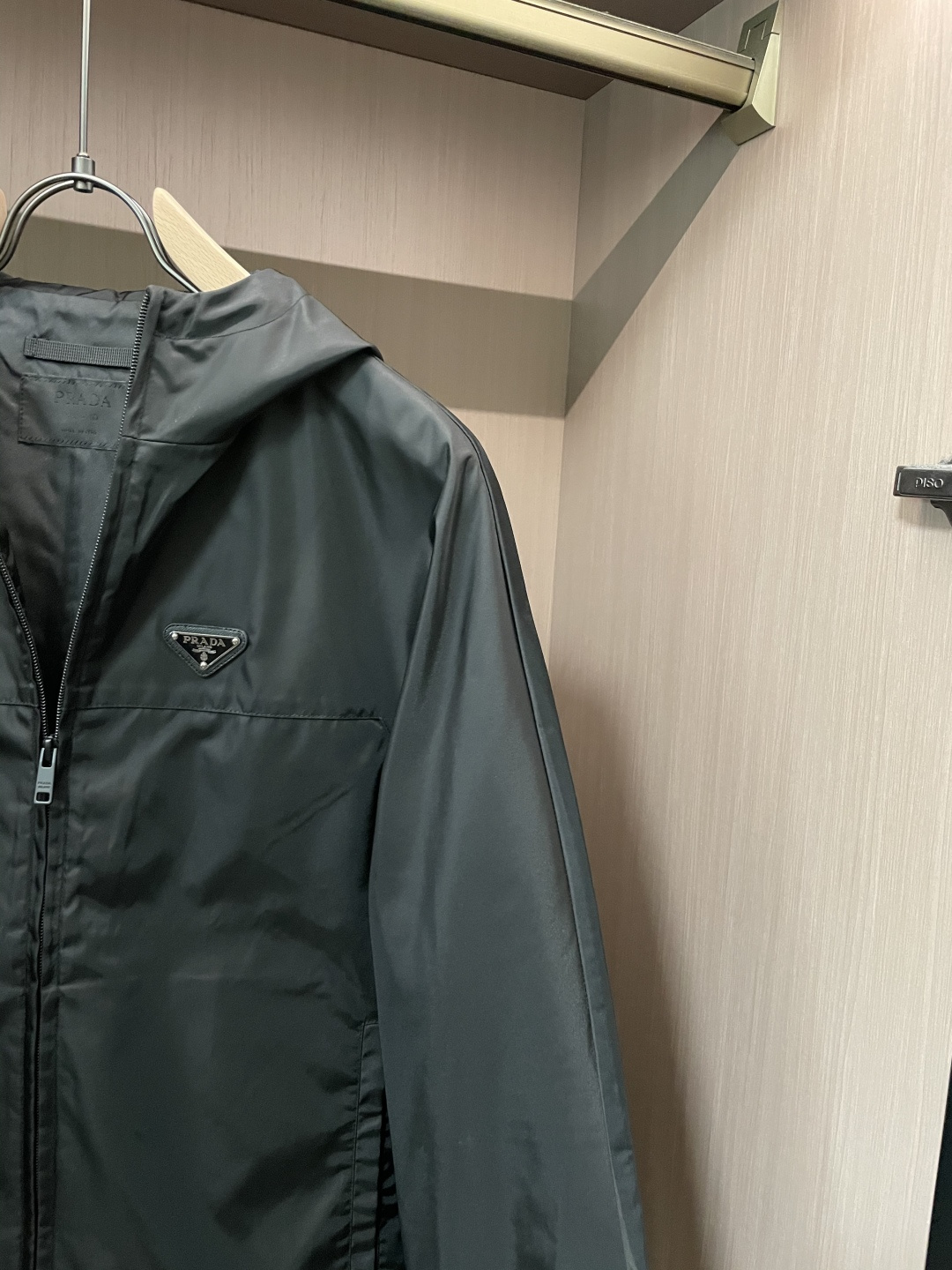 Prad 秋冬新款爆款专柜新款休闲时尚夹克 极简风设计风格 细腻舒适 穿着非常轻便不易起皱。整体的设计颇
