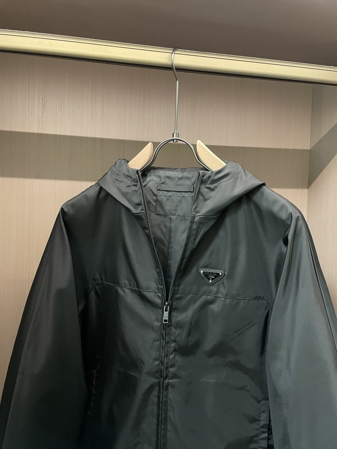Prad 秋冬新款爆款专柜新款休闲时尚夹克 极简风设计风格 细腻舒适 穿着非常轻便不易起皱。整体的设计颇