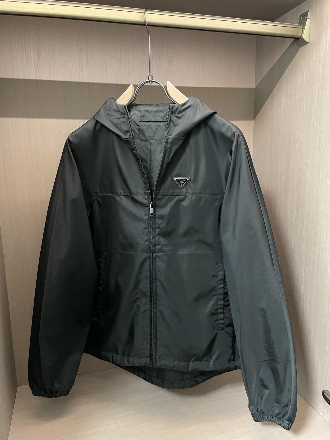 Prad 秋冬新款爆款专柜新款休闲时尚夹克 极简风设计风格 细腻舒适 穿着非常轻便不易起皱。整体的设计颇