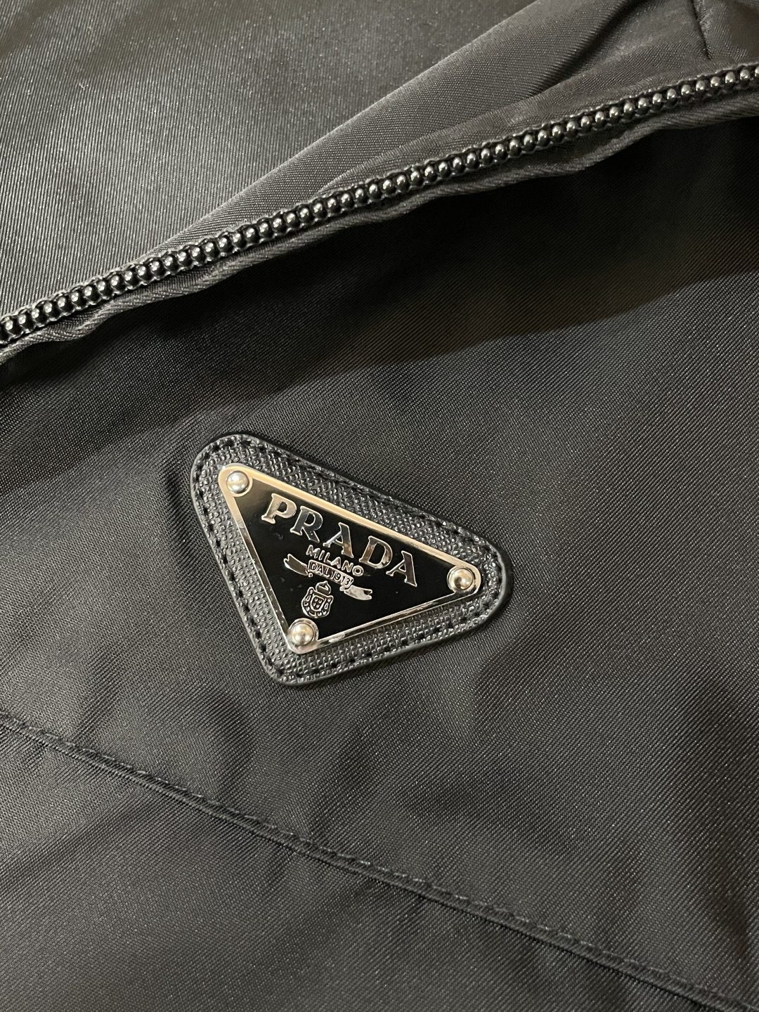 Prad 秋冬新款爆款专柜新款休闲时尚夹克 极简风设计风格 细腻舒适 穿着非常轻便不易起皱。整体的设计颇