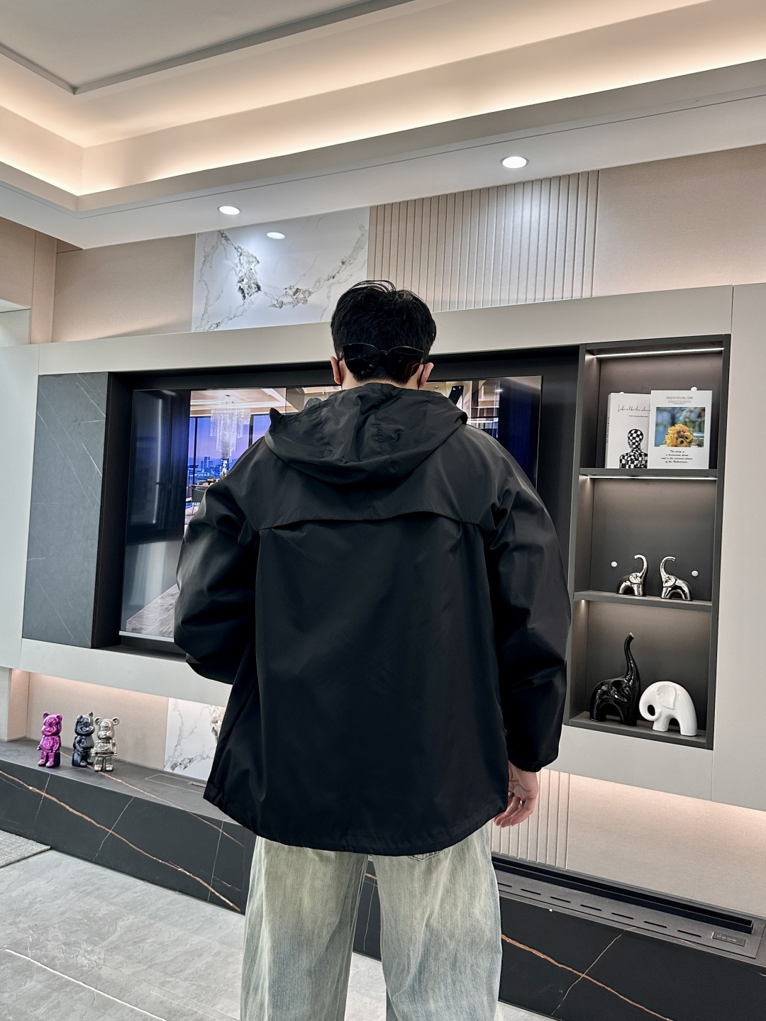 Prad 秋冬新款爆款专柜新款休闲时尚夹克 极简风设计风格 细腻舒适 穿着非常轻便不易起皱。整体的设计颇