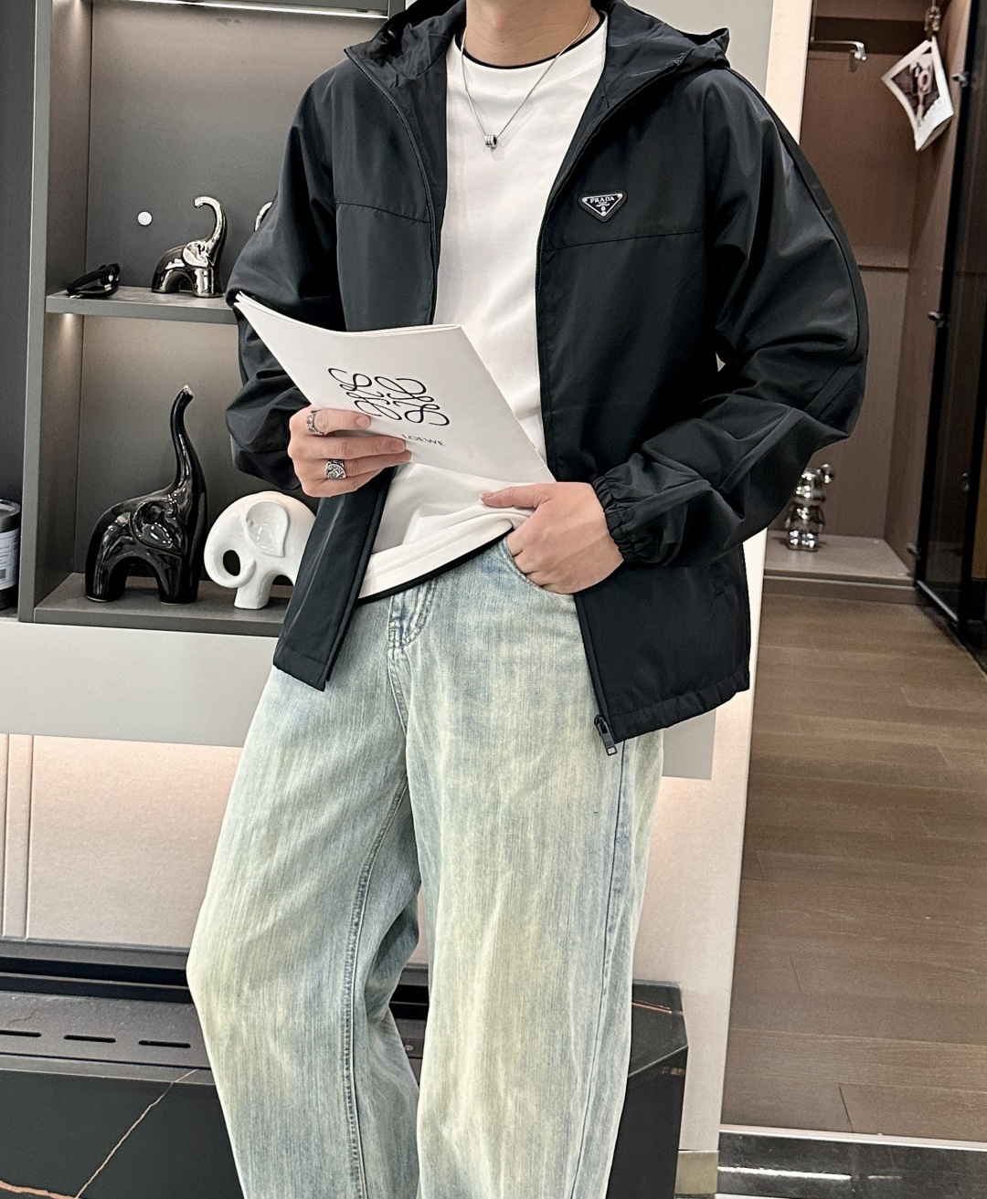 Prad 秋冬新款爆款专柜新款休闲时尚夹克 极简风设计风格 细腻舒适 穿着非常轻便不易起皱。整体的设计颇