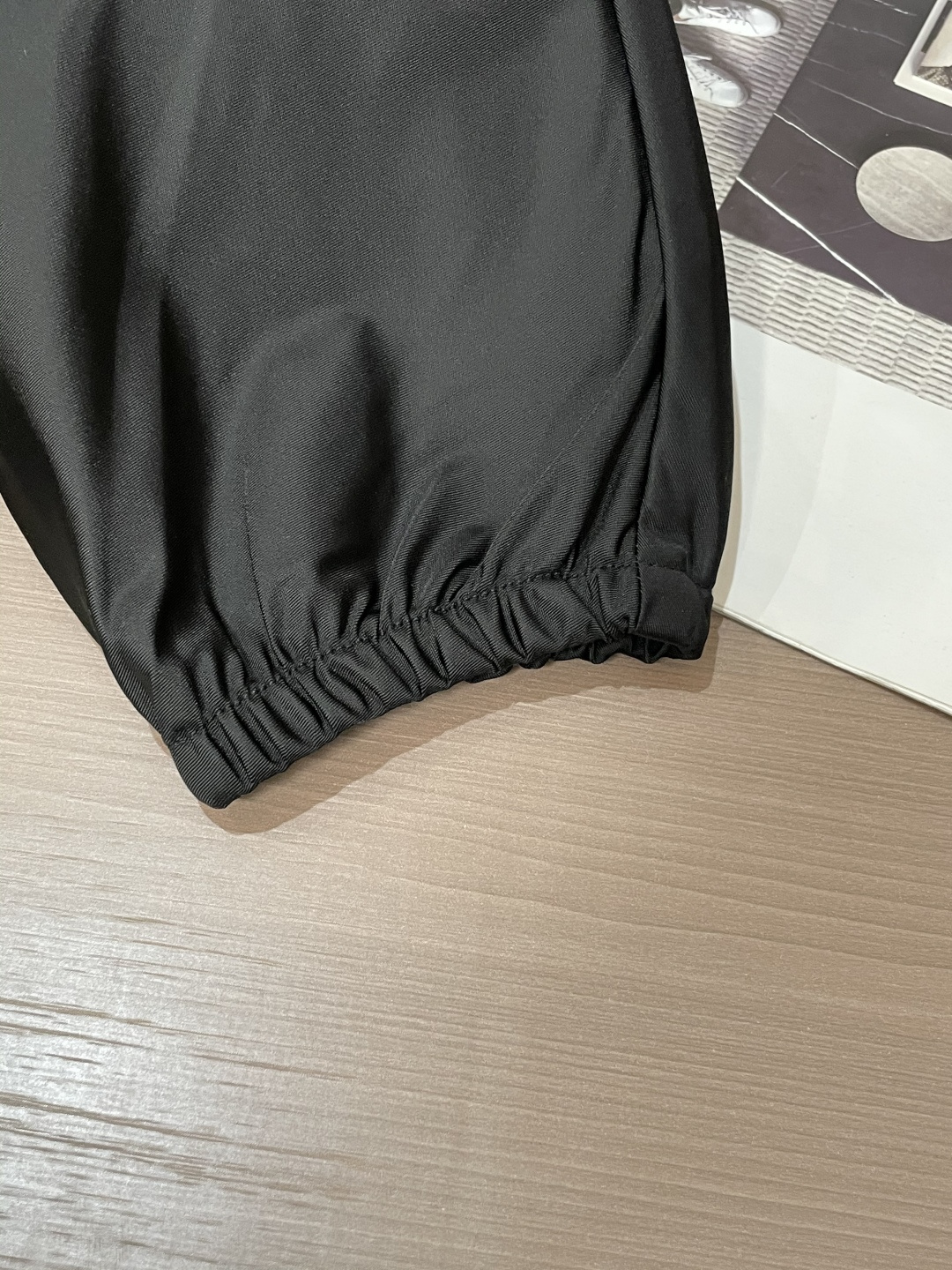 Prad 秋冬新款爆款专柜新款休闲时尚夹克 极简风设计风格 细腻舒适 穿着非常轻便不易起皱。整体的设计颇