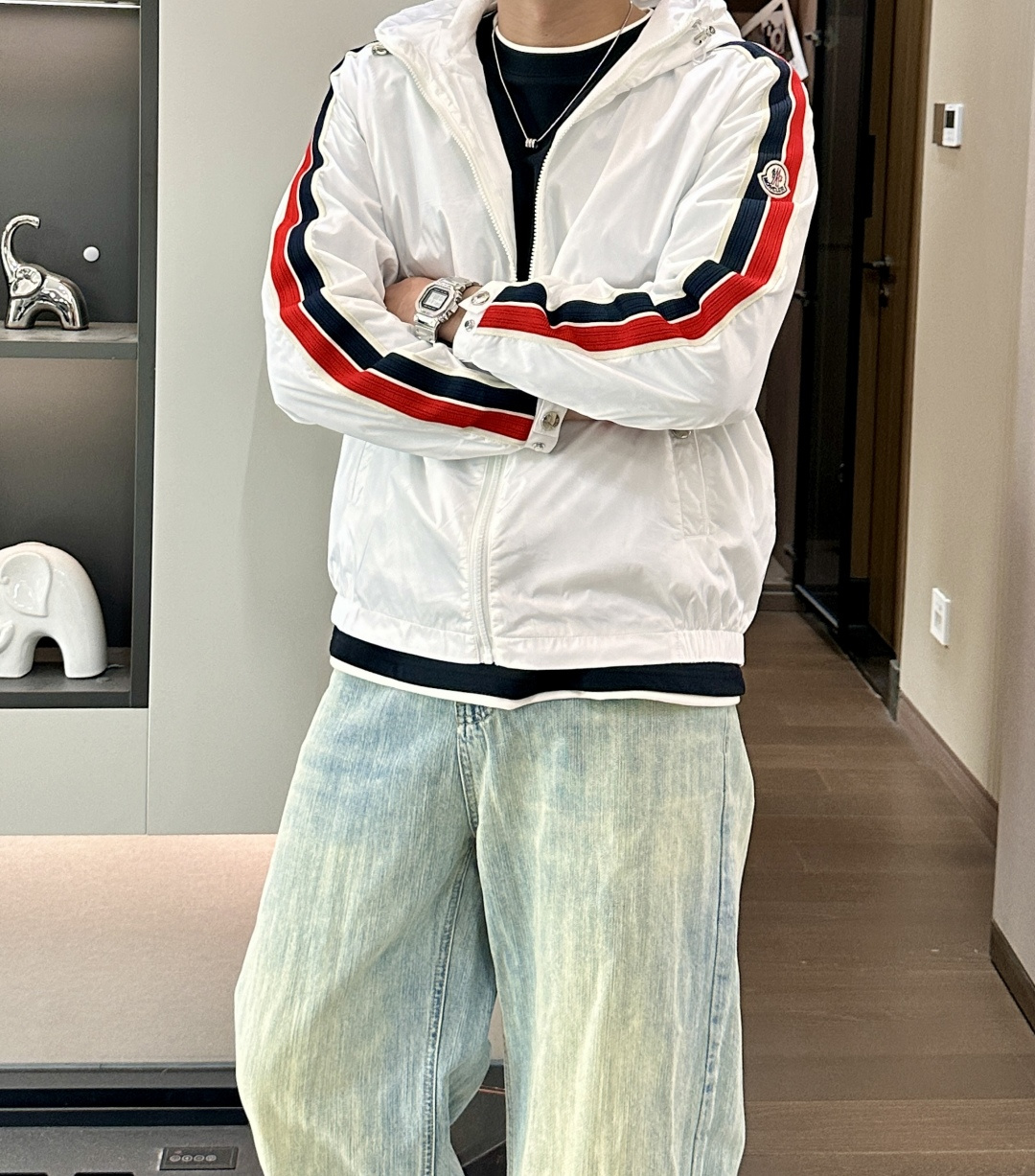 蒙口 秋冬新款爆款专柜新款休闲时尚夹克 极简风设计风格 细腻舒适 穿着非常轻便不易起皱。整体的设计颇具视