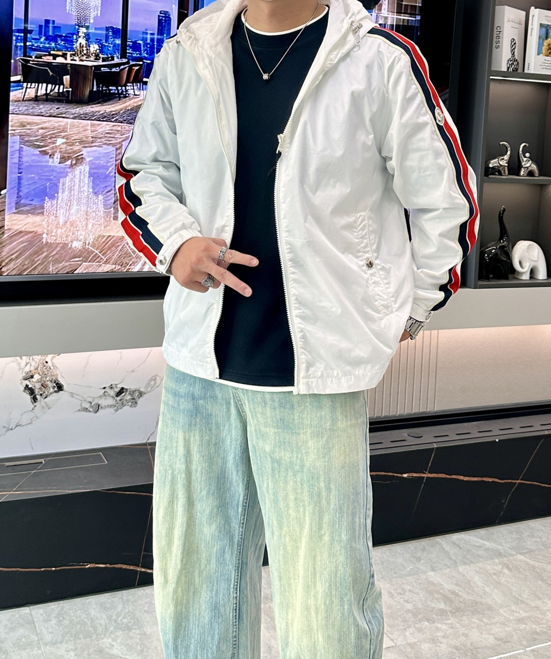 蒙口 秋冬新款爆款专柜新款休闲时尚夹克 极简风设计风格 细腻舒适 穿着非常轻便不易起皱。整体的设计颇具视