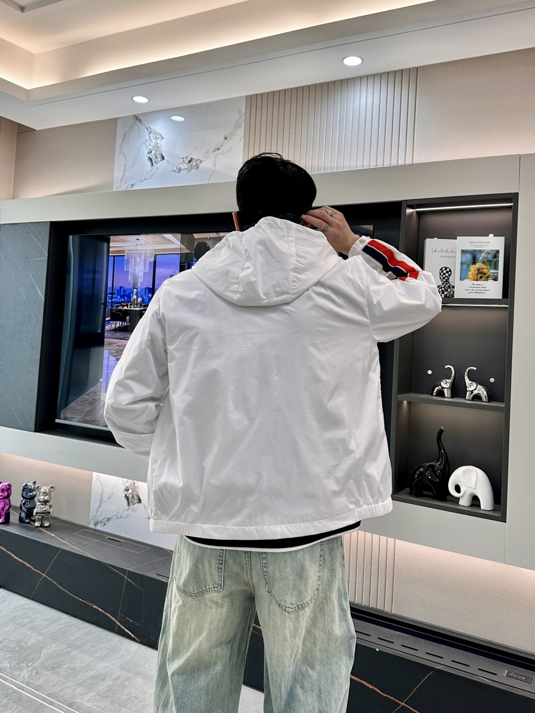 蒙口 秋冬新款爆款专柜新款休闲时尚夹克 极简风设计风格 细腻舒适 穿着非常轻便不易起皱。整体的设计颇具视