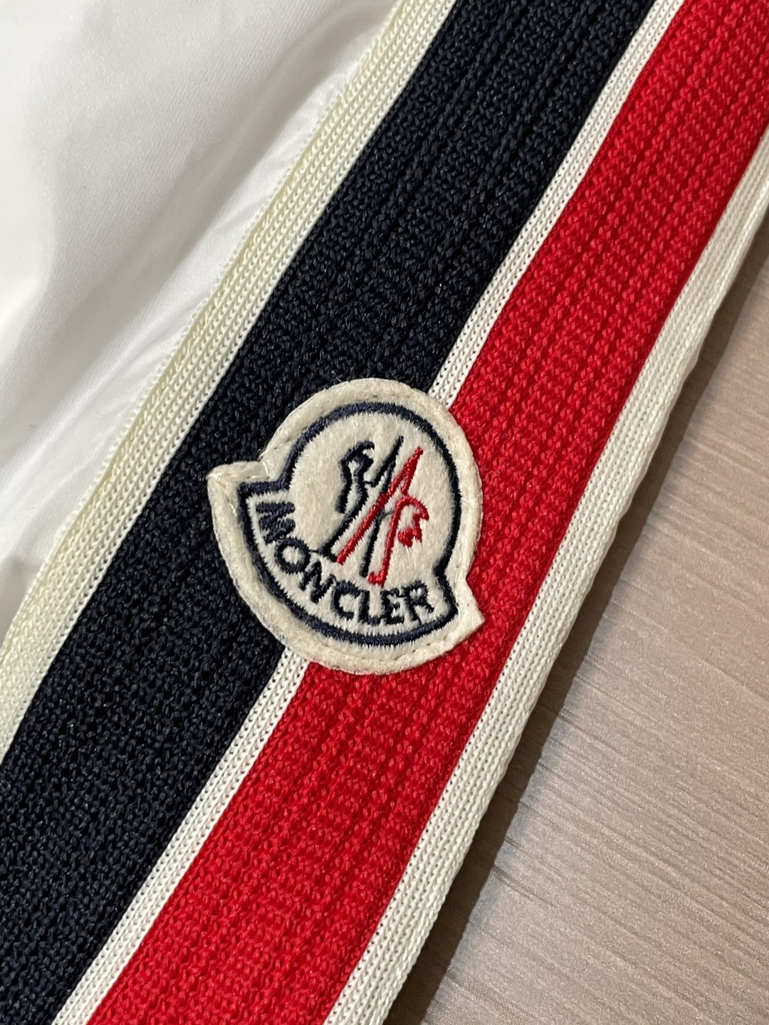 蒙口 秋冬新款爆款专柜新款休闲时尚夹克 极简风设计风格 细腻舒适 穿着非常轻便不易起皱。整体的设计颇具视