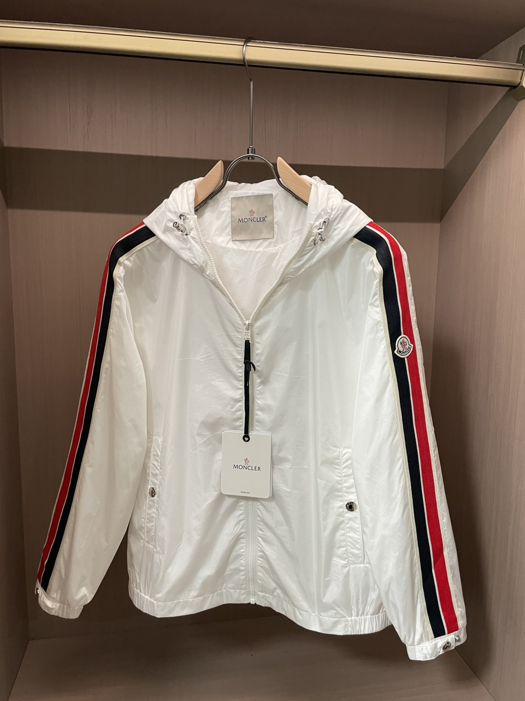 蒙口 秋冬新款爆款专柜新款休闲时尚夹克 极简风设计风格 细腻舒适 穿着非常轻便不易起皱。整体的设计颇具视