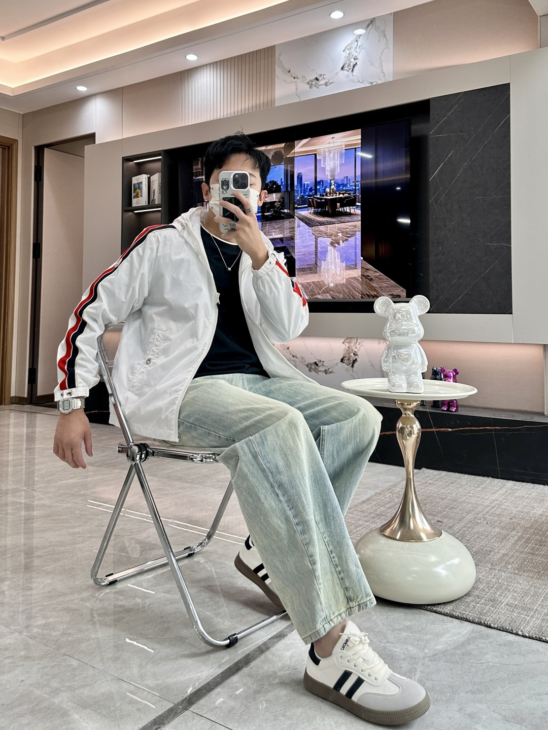 蒙口 秋冬新款爆款专柜新款休闲时尚夹克 极简风设计风格 细腻舒适 穿着非常轻便不易起皱。整体的设计颇具视