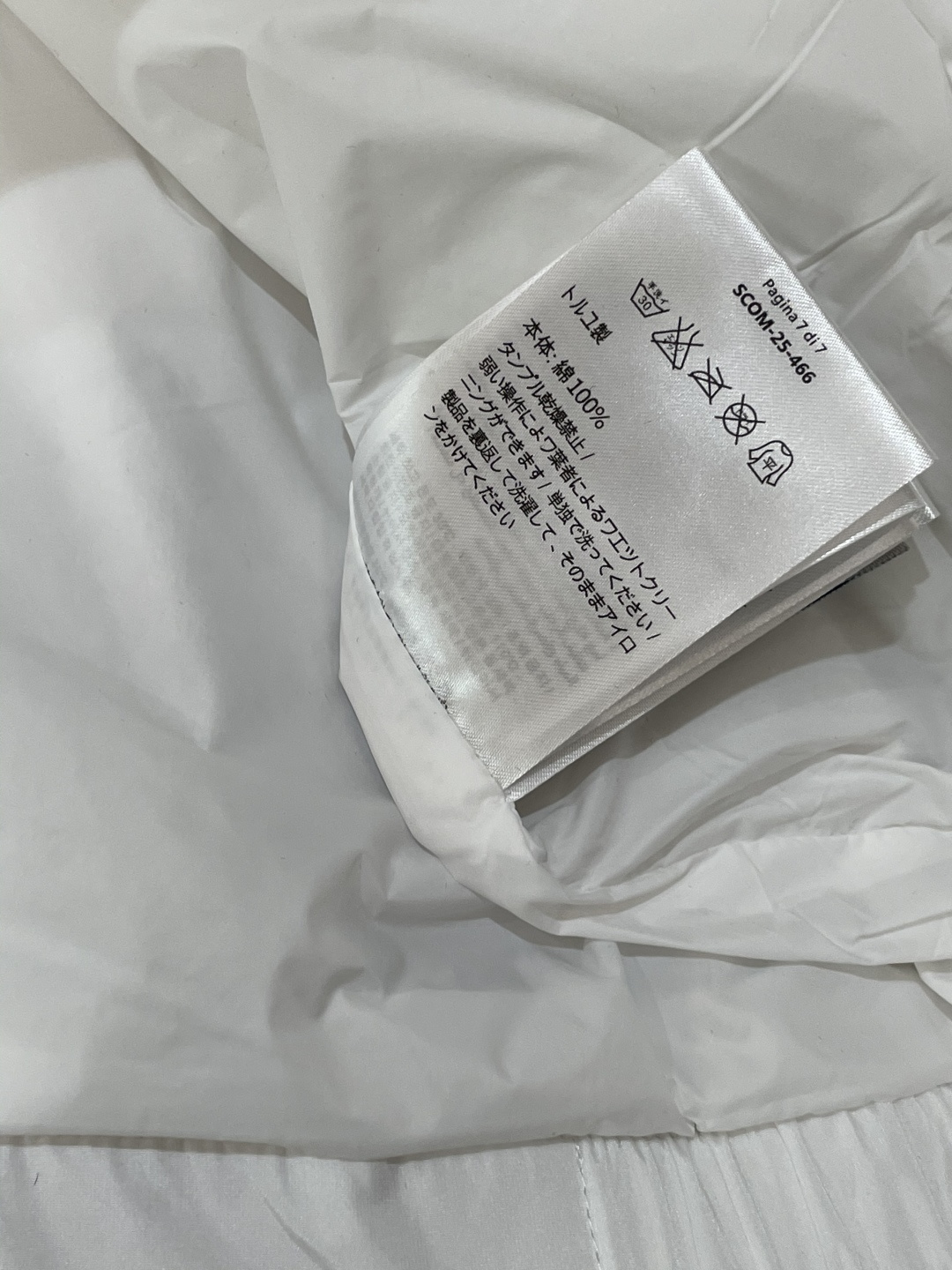 蒙口 秋冬新款爆款专柜新款休闲时尚夹克 极简风设计风格 细腻舒适 穿着非常轻便不易起皱。整体的设计颇具视