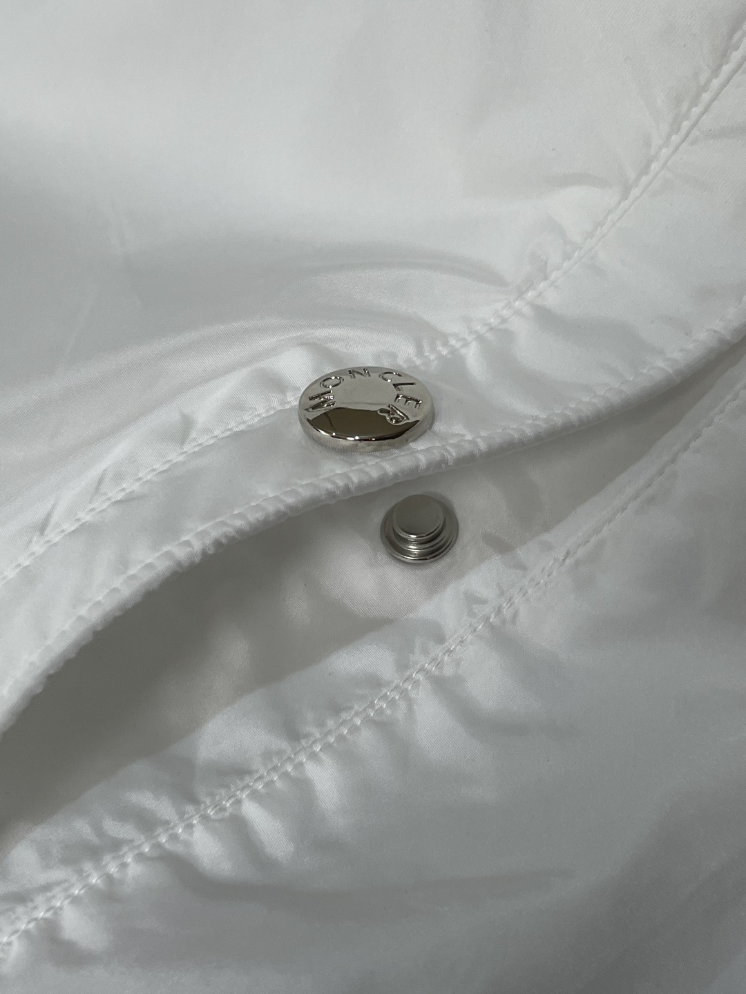 蒙口 秋冬新款爆款专柜新款休闲时尚夹克 极简风设计风格 细腻舒适 穿着非常轻便不易起皱。整体的设计颇具视