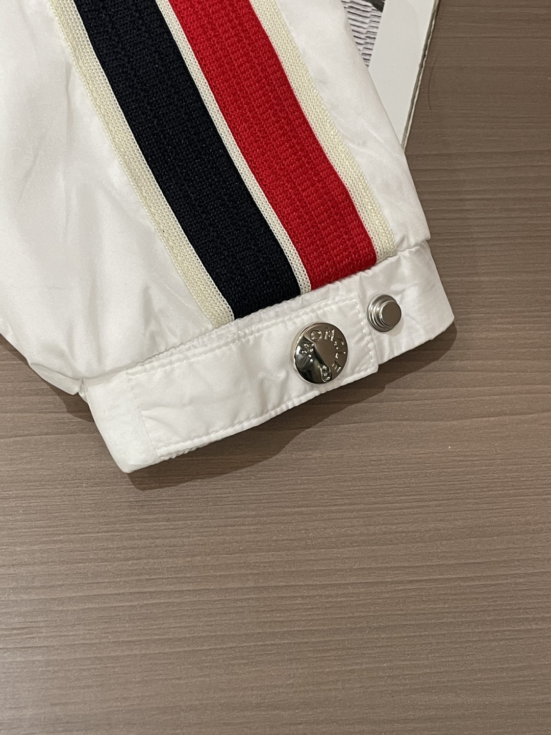 蒙口 秋冬新款爆款专柜新款休闲时尚夹克 极简风设计风格 细腻舒适 穿着非常轻便不易起皱。整体的设计颇具视