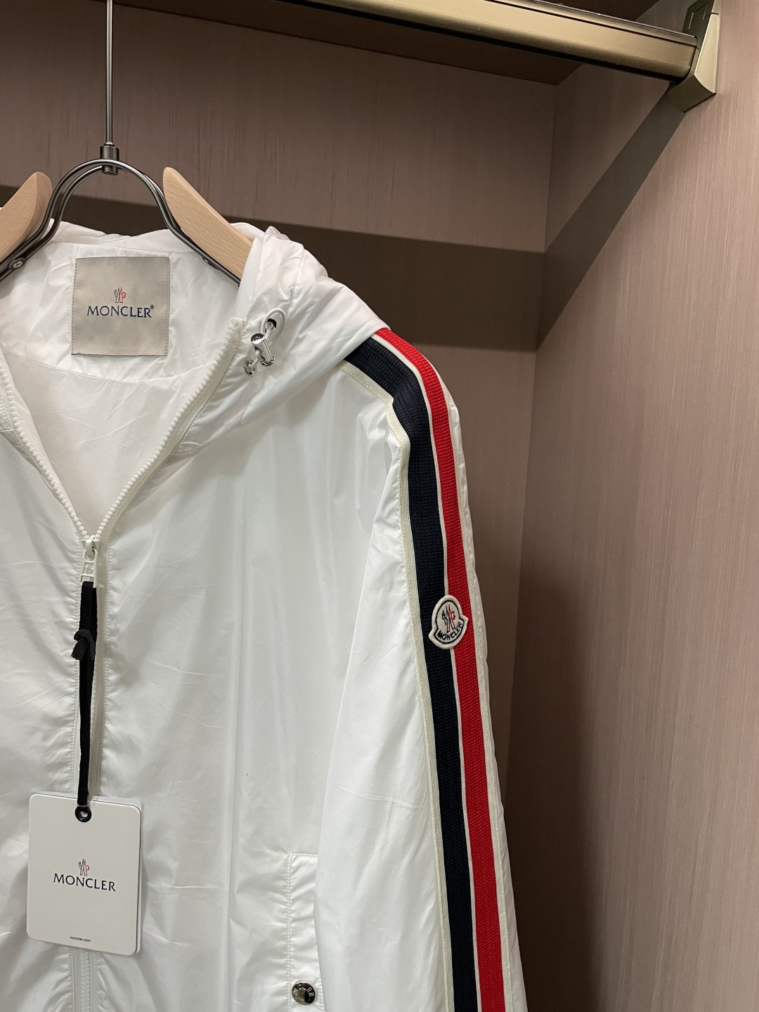 蒙口 秋冬新款爆款专柜新款休闲时尚夹克 极简风设计风格 细腻舒适 穿着非常轻便不易起皱。整体的设计颇具视