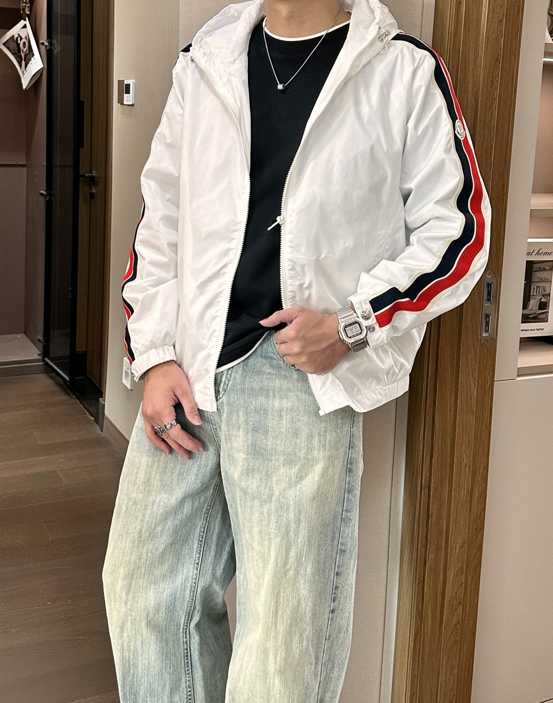 蒙口 秋冬新款爆款专柜新款休闲时尚夹克 极简风设计风格 细腻舒适 穿着非常轻便不易起皱。整体的设计颇具视