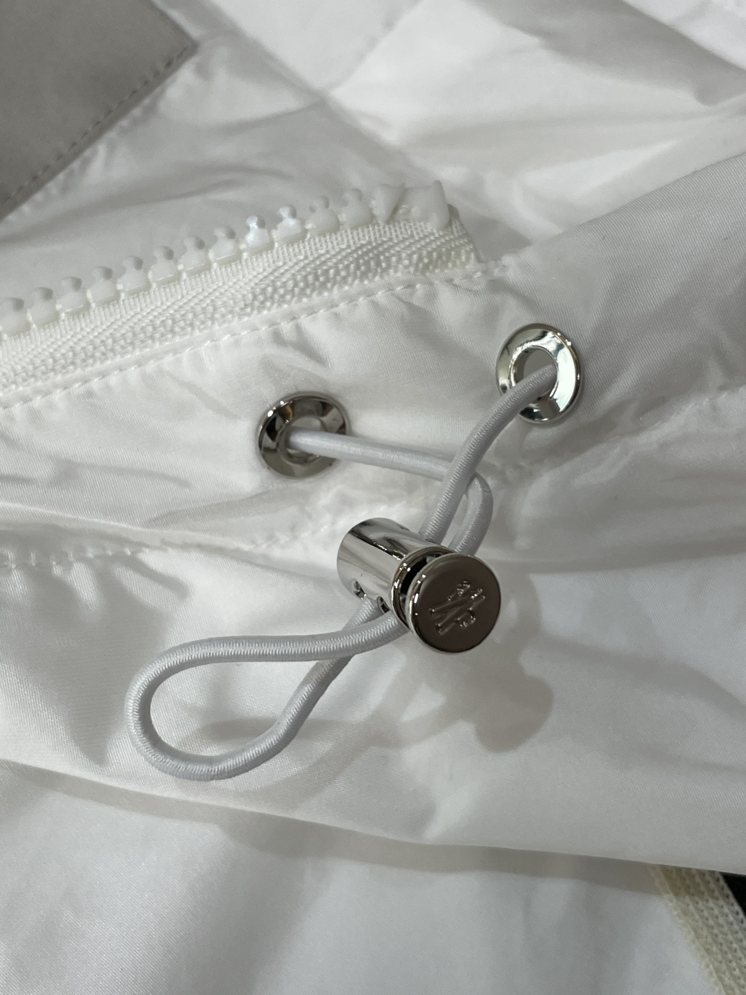 蒙口 秋冬新款爆款专柜新款休闲时尚夹克 极简风设计风格 细腻舒适 穿着非常轻便不易起皱。整体的设计颇具视