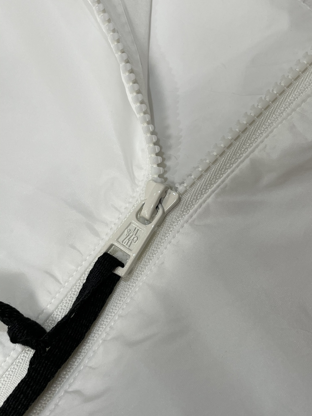 蒙口 秋冬新款爆款专柜新款休闲时尚夹克 极简风设计风格 细腻舒适 穿着非常轻便不易起皱。整体的设计颇具视