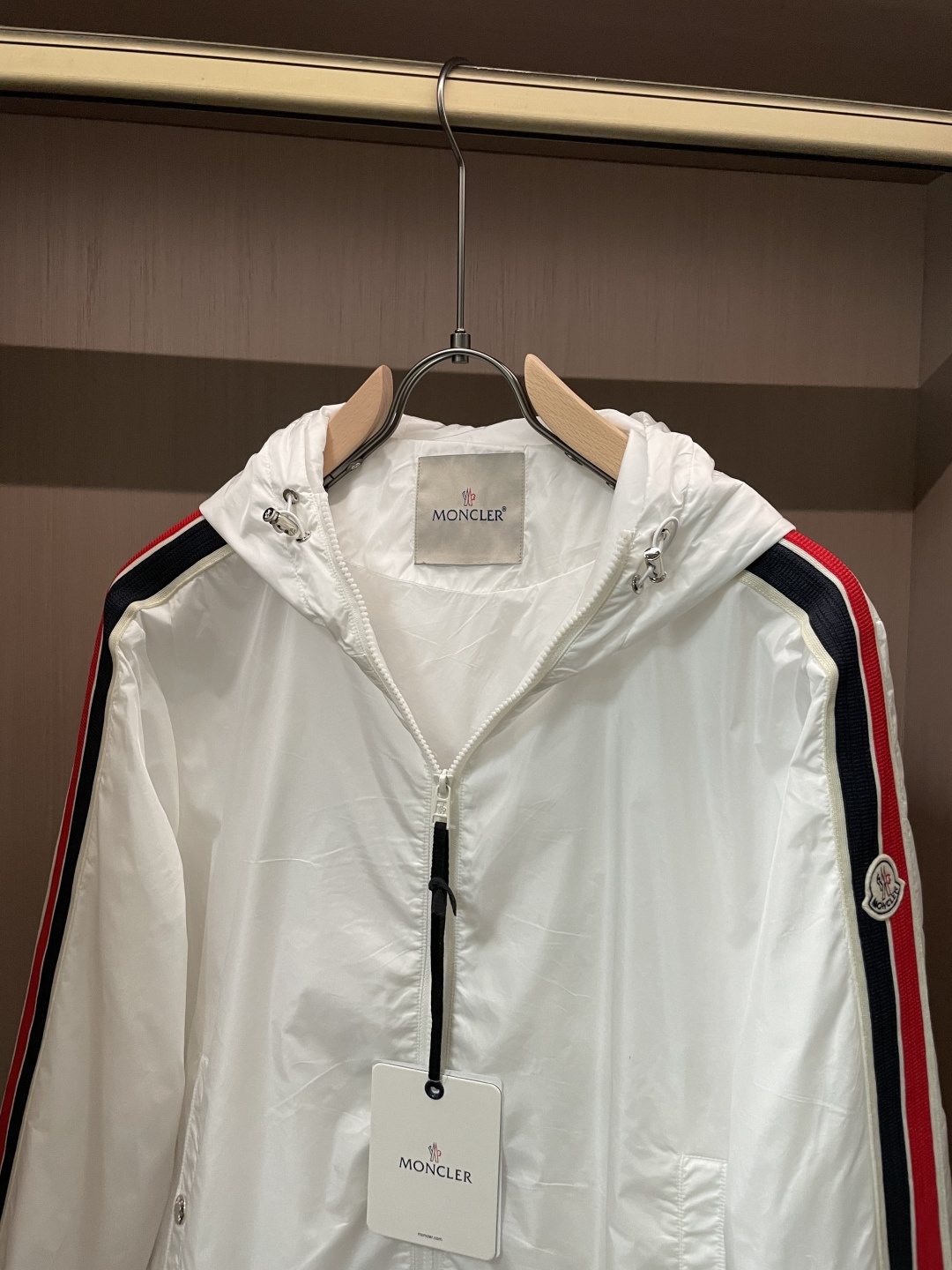 蒙口 秋冬新款爆款专柜新款休闲时尚夹克 极简风设计风格 细腻舒适 穿着非常轻便不易起皱。整体的设计颇具视