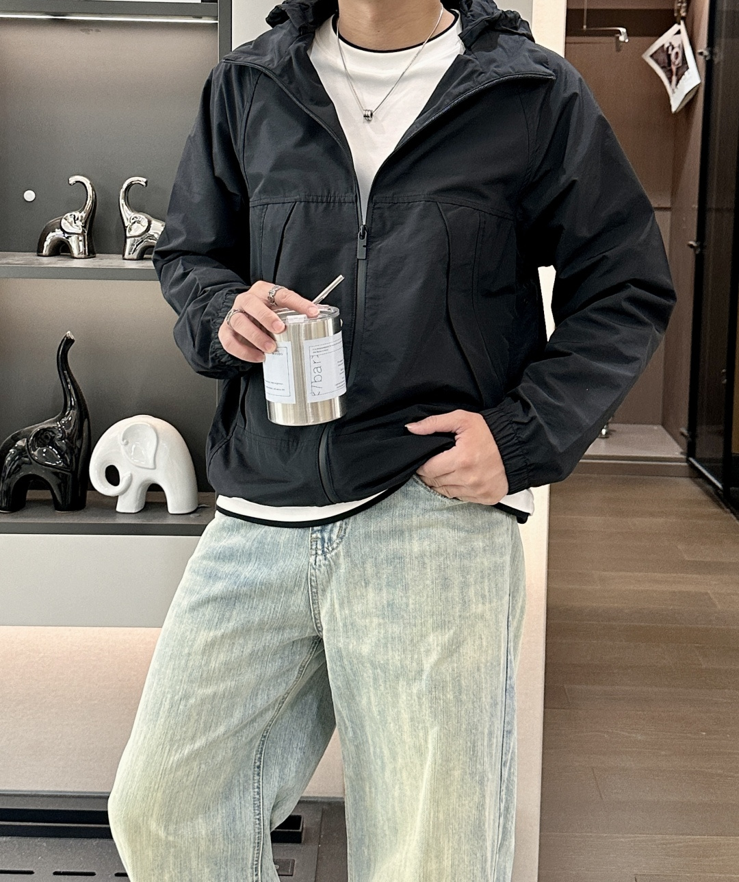 BUR 秋冬新款爆款专柜新款休闲时尚夹克 极简风设计风格 细腻舒适 穿着非常轻便不易起皱。整体的设计颇具