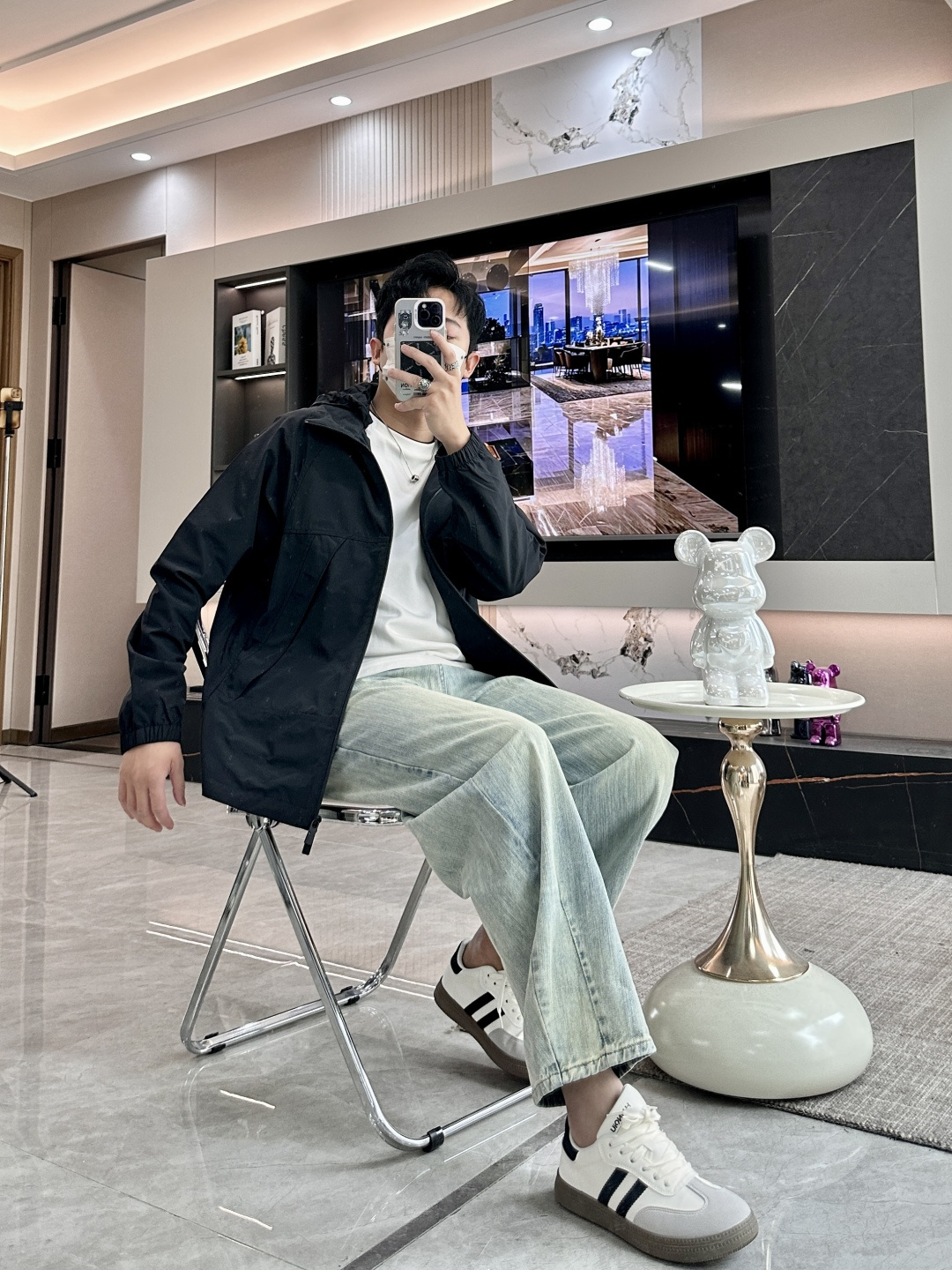 BUR 秋冬新款爆款专柜新款休闲时尚夹克 极简风设计风格 细腻舒适 穿着非常轻便不易起皱。整体的设计颇具