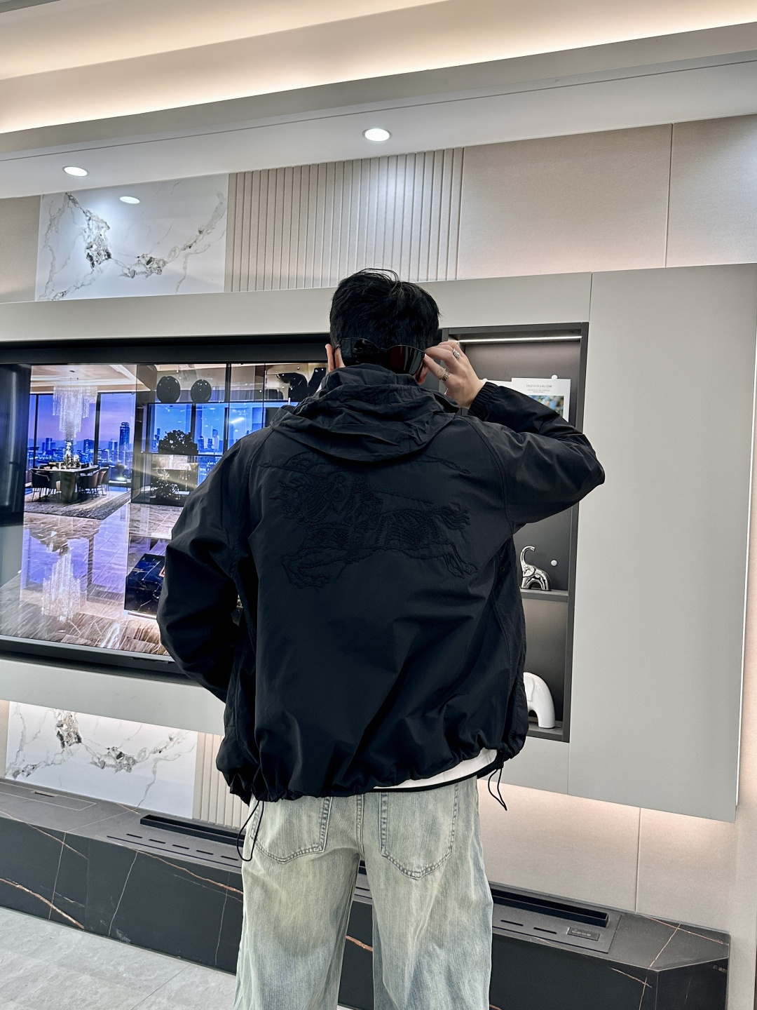 BUR 秋冬新款爆款专柜新款休闲时尚夹克 极简风设计风格 细腻舒适 穿着非常轻便不易起皱。整体的设计颇具