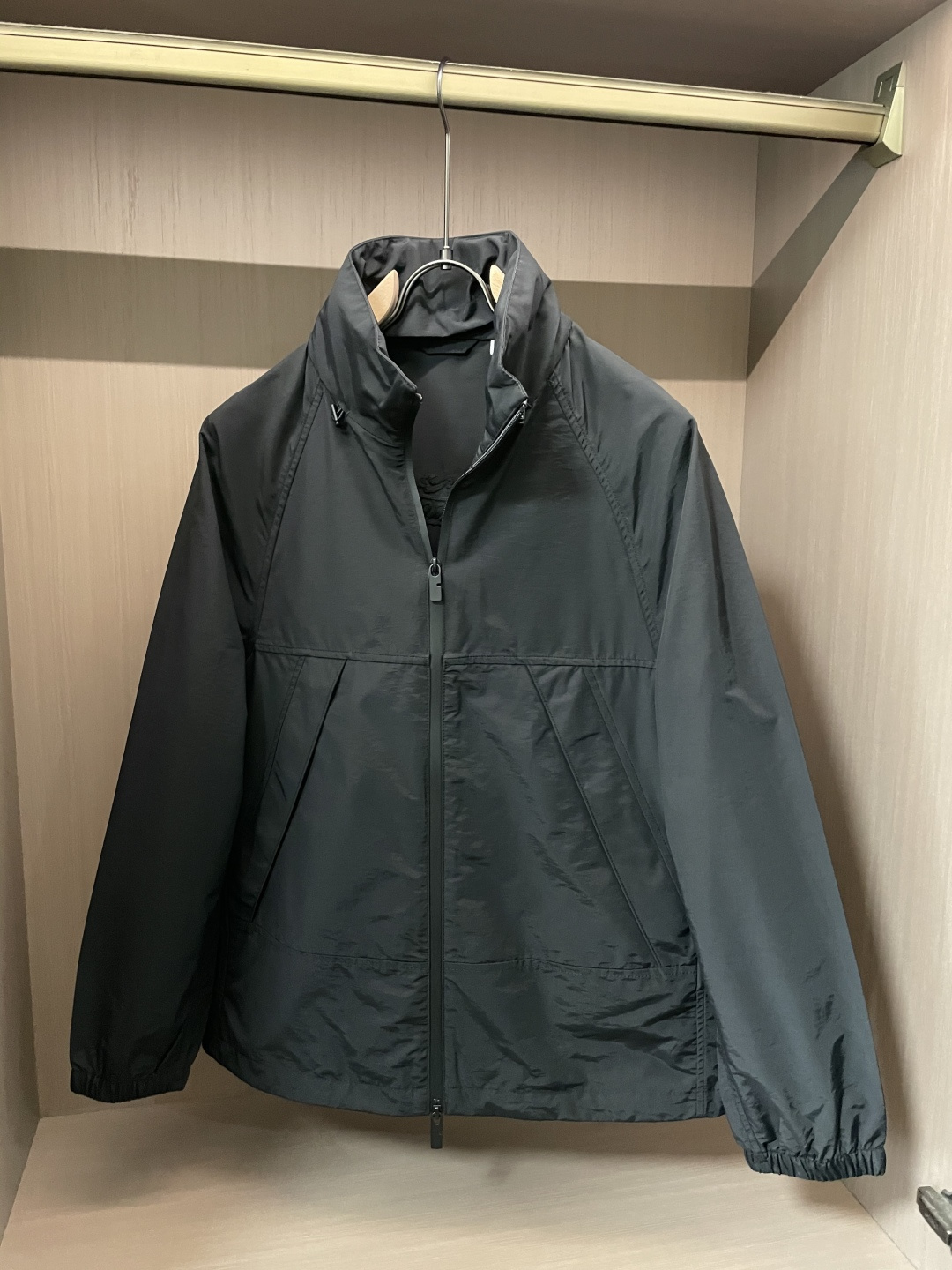 BUR 秋冬新款爆款专柜新款休闲时尚夹克 极简风设计风格 细腻舒适 穿着非常轻便不易起皱。整体的设计颇具