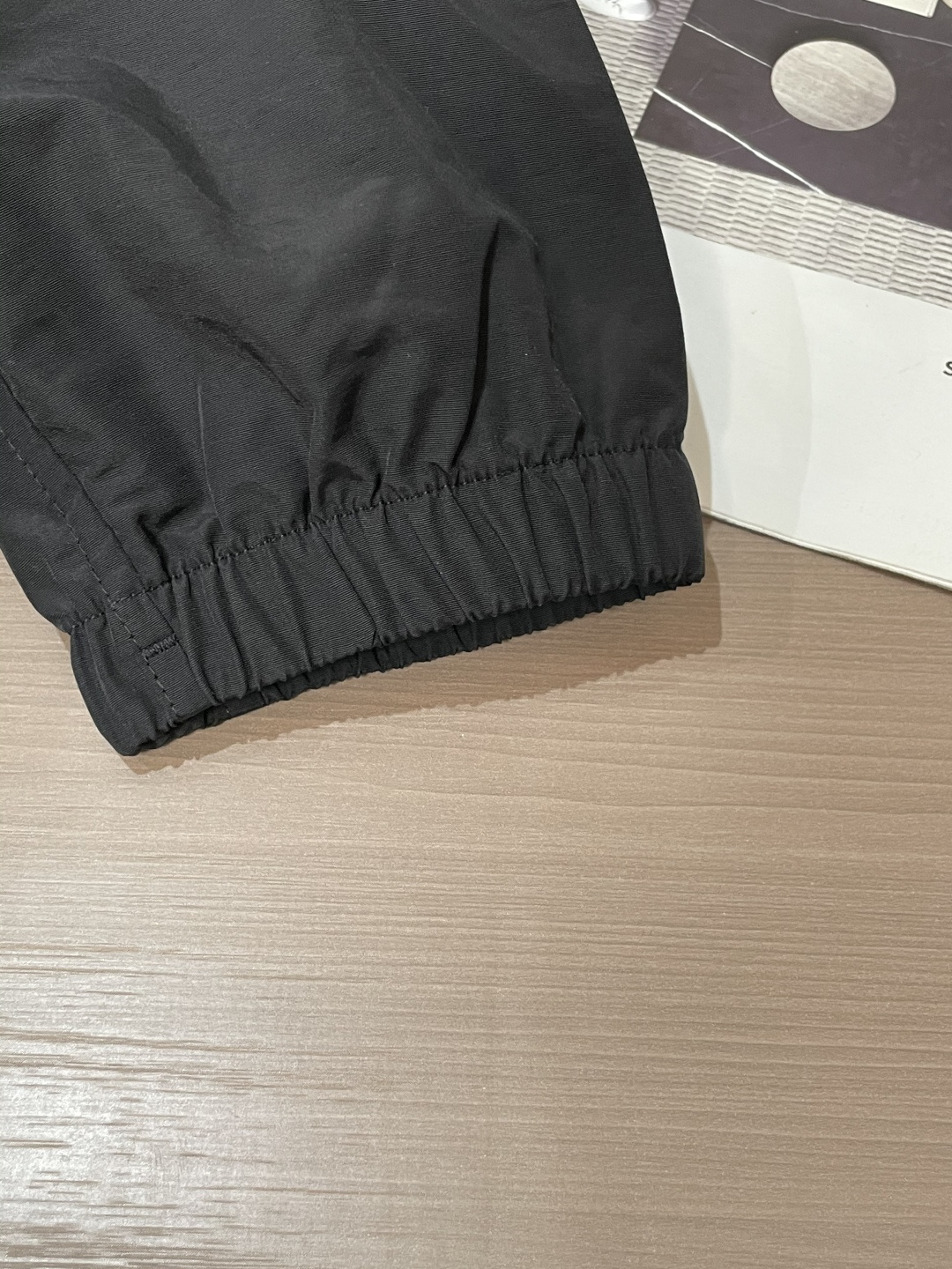 BUR 秋冬新款爆款专柜新款休闲时尚夹克 极简风设计风格 细腻舒适 穿着非常轻便不易起皱。整体的设计颇具