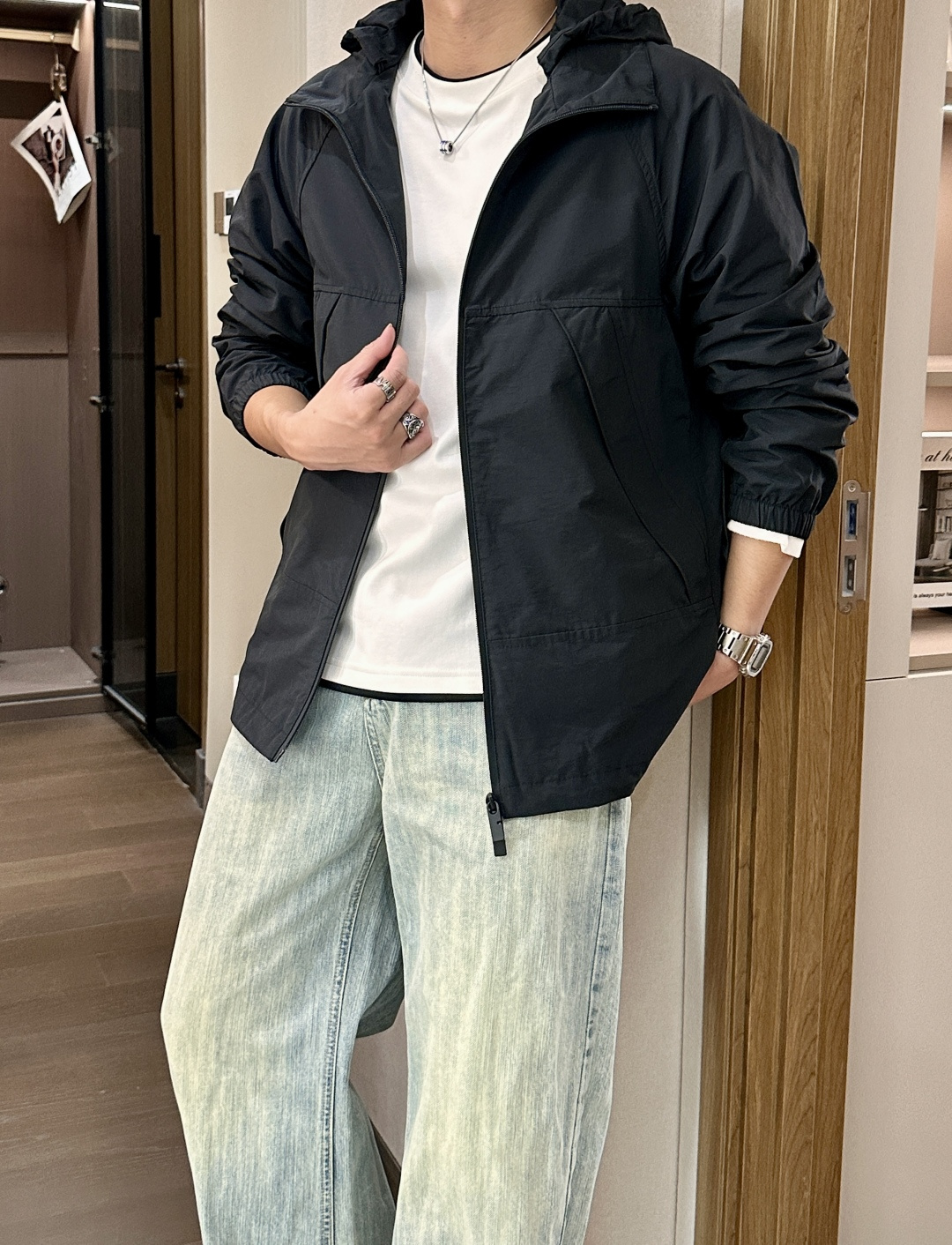 BUR 秋冬新款爆款专柜新款休闲时尚夹克 极简风设计风格 细腻舒适 穿着非常轻便不易起皱。整体的设计颇具