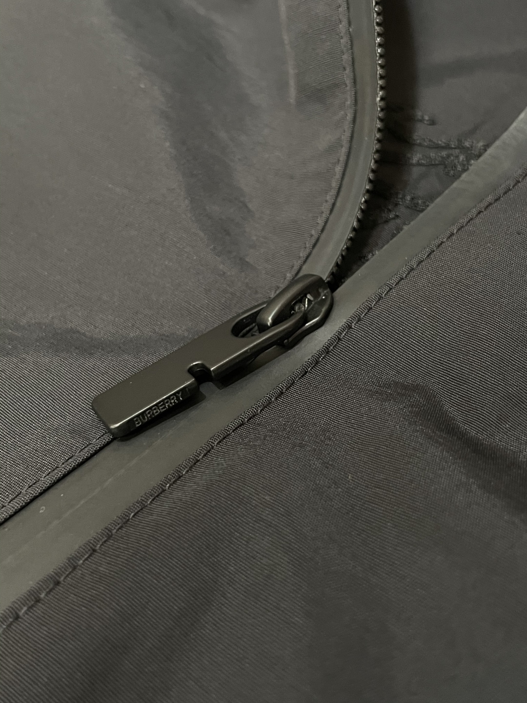 BUR 秋冬新款爆款专柜新款休闲时尚夹克 极简风设计风格 细腻舒适 穿着非常轻便不易起皱。整体的设计颇具