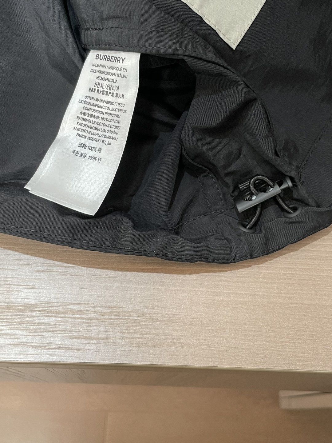 BUR 秋冬新款爆款专柜新款休闲时尚夹克 极简风设计风格 细腻舒适 穿着非常轻便不易起皱。整体的设计颇具