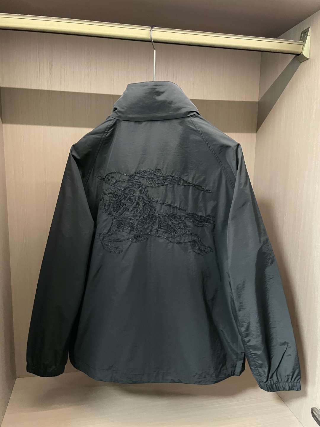 BUR 秋冬新款爆款专柜新款休闲时尚夹克 极简风设计风格 细腻舒适 穿着非常轻便不易起皱。整体的设计颇具