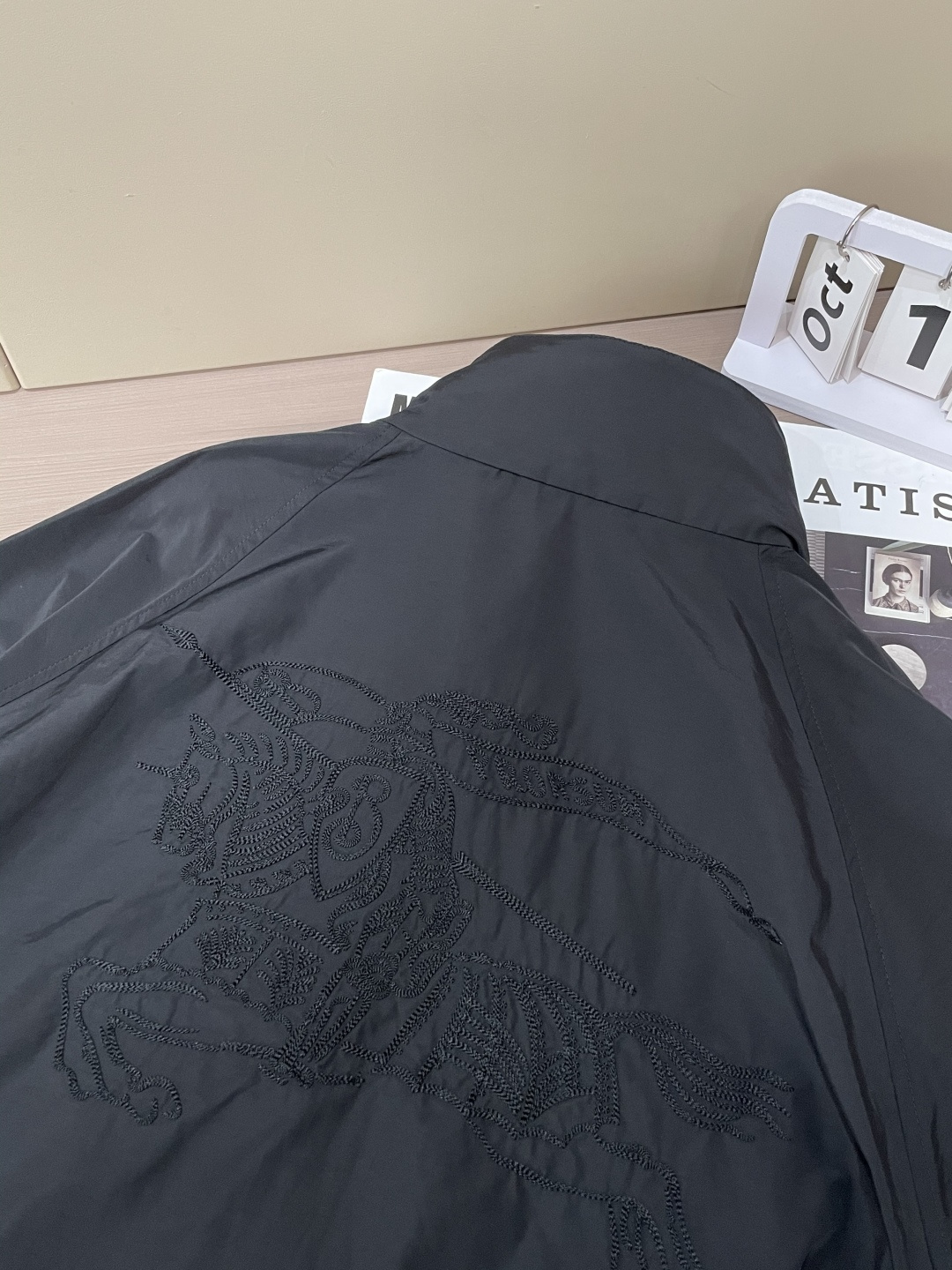 BUR 秋冬新款爆款专柜新款休闲时尚夹克 极简风设计风格 细腻舒适 穿着非常轻便不易起皱。整体的设计颇具