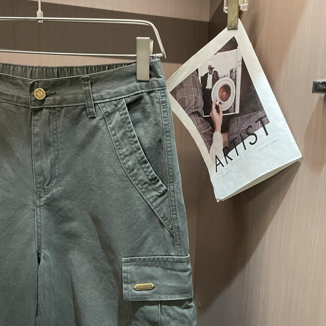 Lv 最新工装裤 潮人必备 订制面料 柔软排汗，舒适度极高。上身非常舒爽，原版辅料细节。上身运动休闲时尚