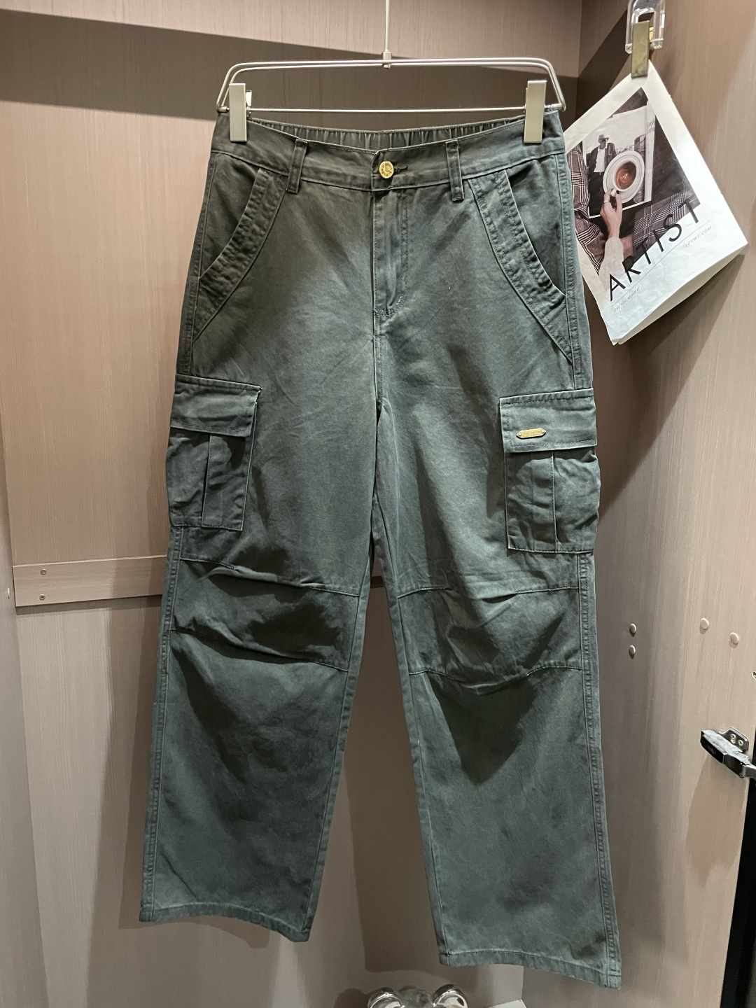 Lv 最新工装裤 潮人必备 订制面料 柔软排汗，舒适度极高。上身非常舒爽，原版辅料细节。上身运动休闲时尚