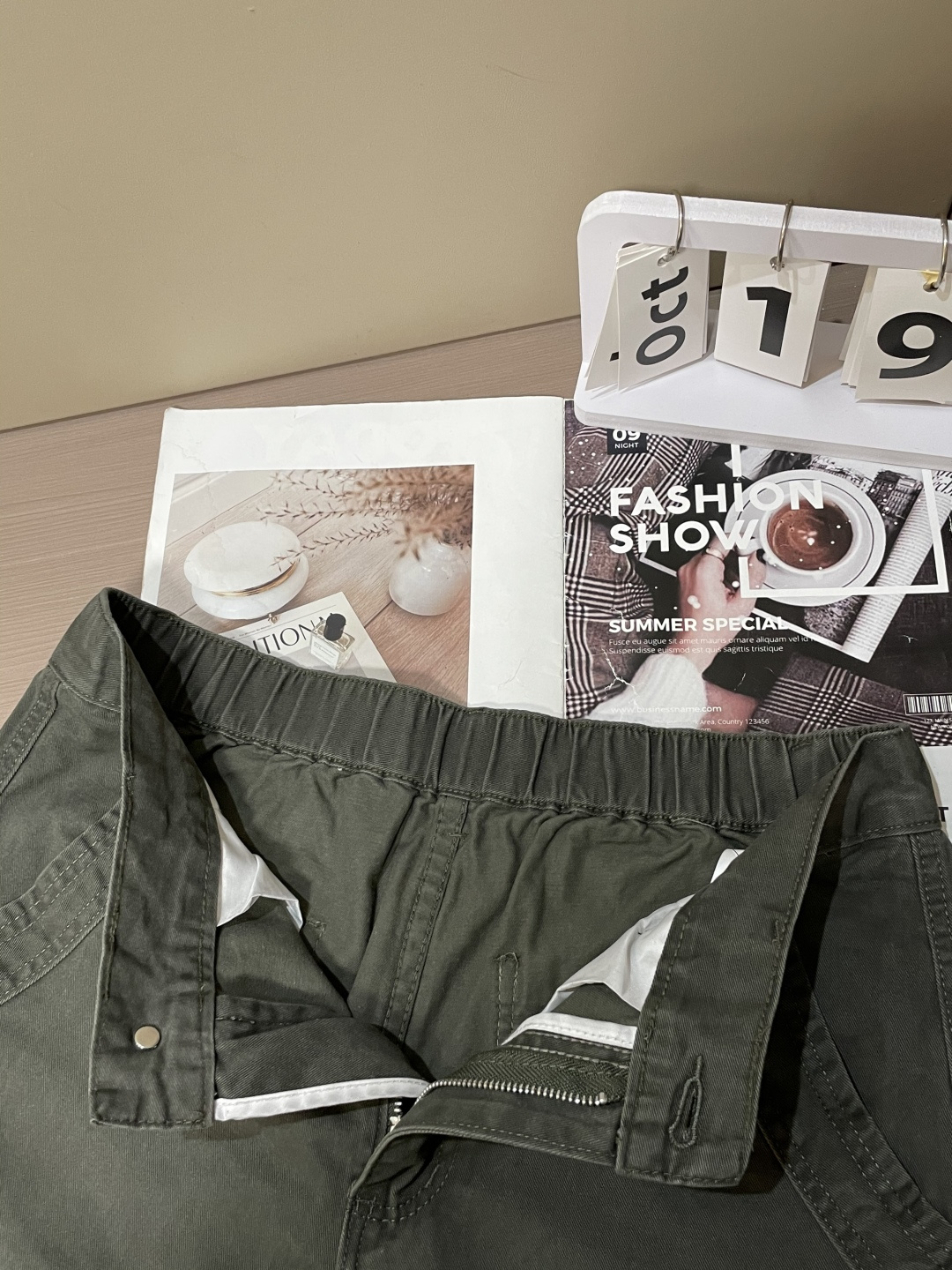 Lv 最新工装裤 潮人必备 订制面料 柔软排汗，舒适度极高。上身非常舒爽，原版辅料细节。上身运动休闲时尚