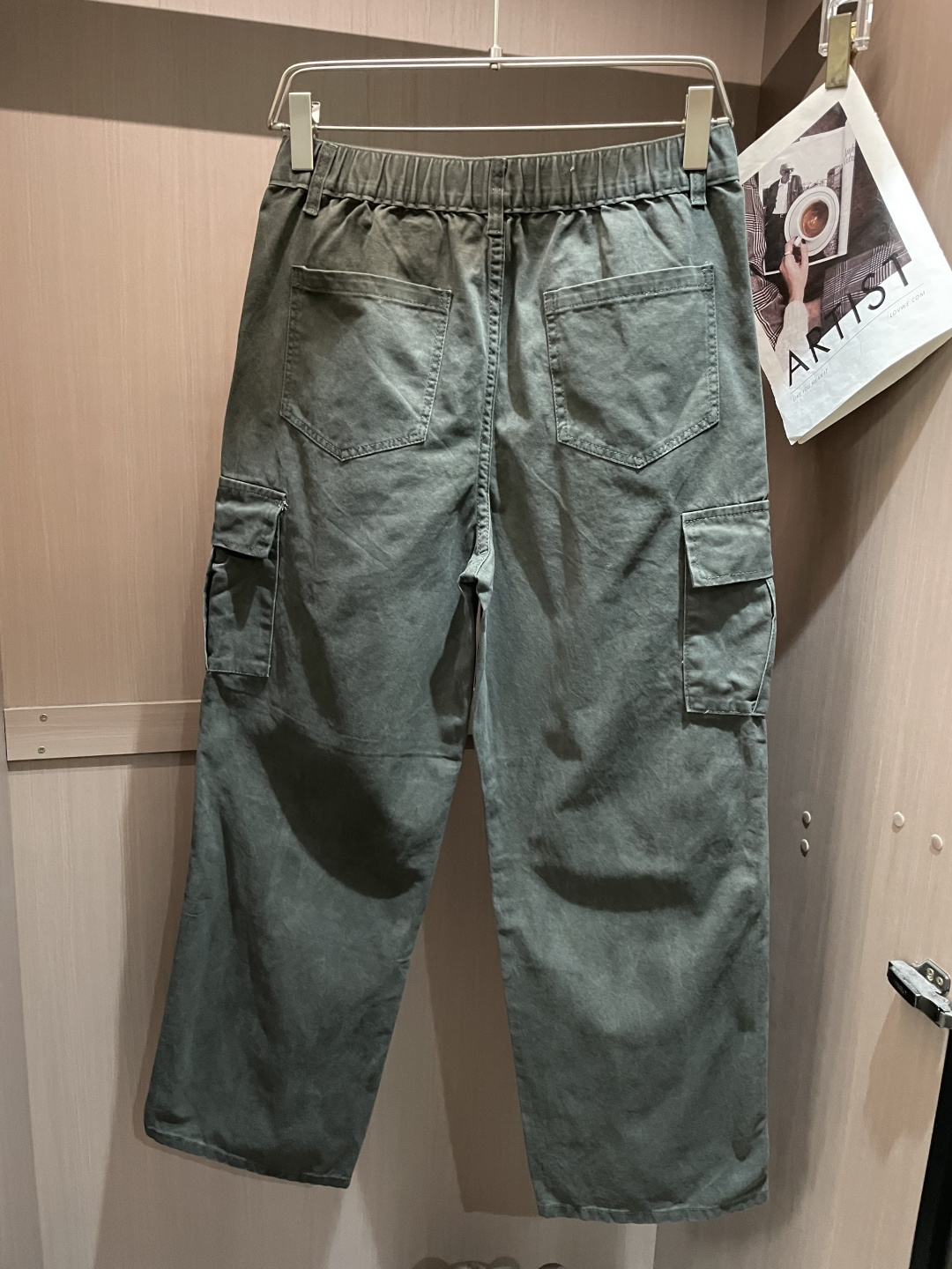 Lv 最新工装裤 潮人必备 订制面料 柔软排汗，舒适度极高。上身非常舒爽，原版辅料细节。上身运动休闲时尚