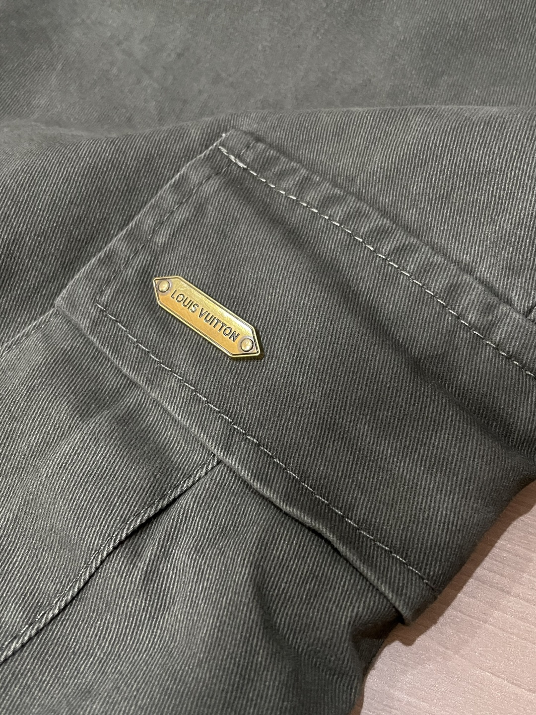 Lv 最新工装裤 潮人必备 订制面料 柔软排汗，舒适度极高。上身非常舒爽，原版辅料细节。上身运动休闲时尚